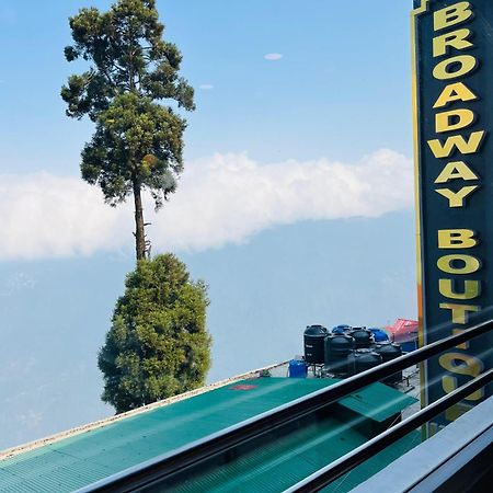 Luxury Stay At Hotel Broadway Boutique Mall Road Chowrasta Near Mahakal Temple ダージリン エクステリア 写真
