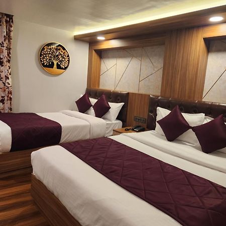 Luxury Stay At Hotel Broadway Boutique Mall Road Chowrasta Near Mahakal Temple ダージリン エクステリア 写真