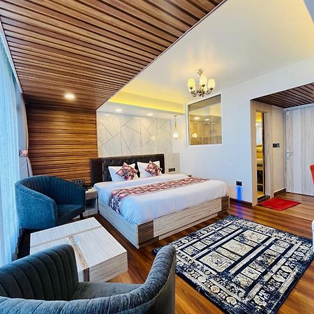 Luxury Stay At Hotel Broadway Boutique Mall Road Chowrasta Near Mahakal Temple ダージリン エクステリア 写真