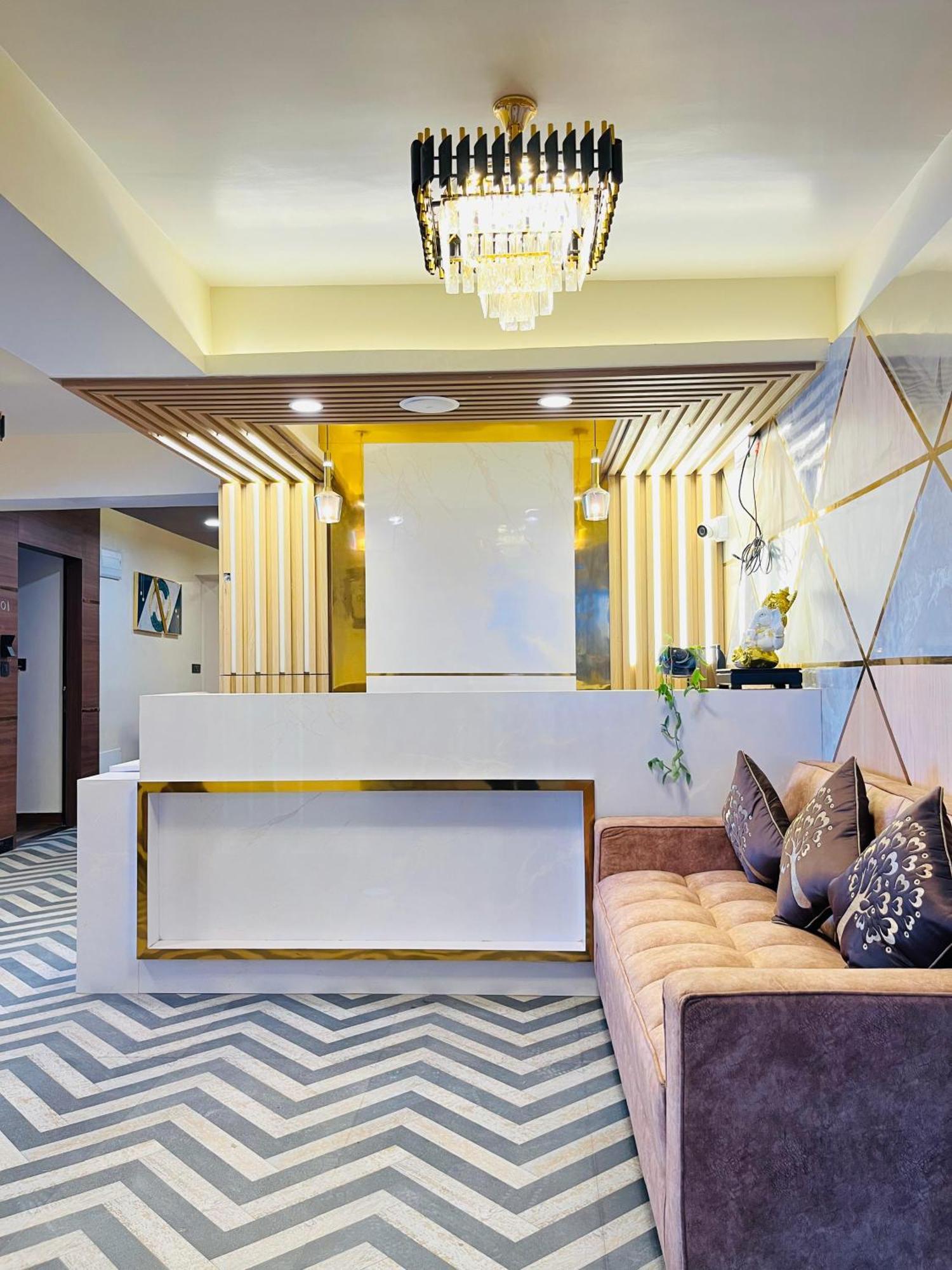 Luxury Stay At Hotel Broadway Boutique Mall Road Chowrasta Near Mahakal Temple ダージリン エクステリア 写真