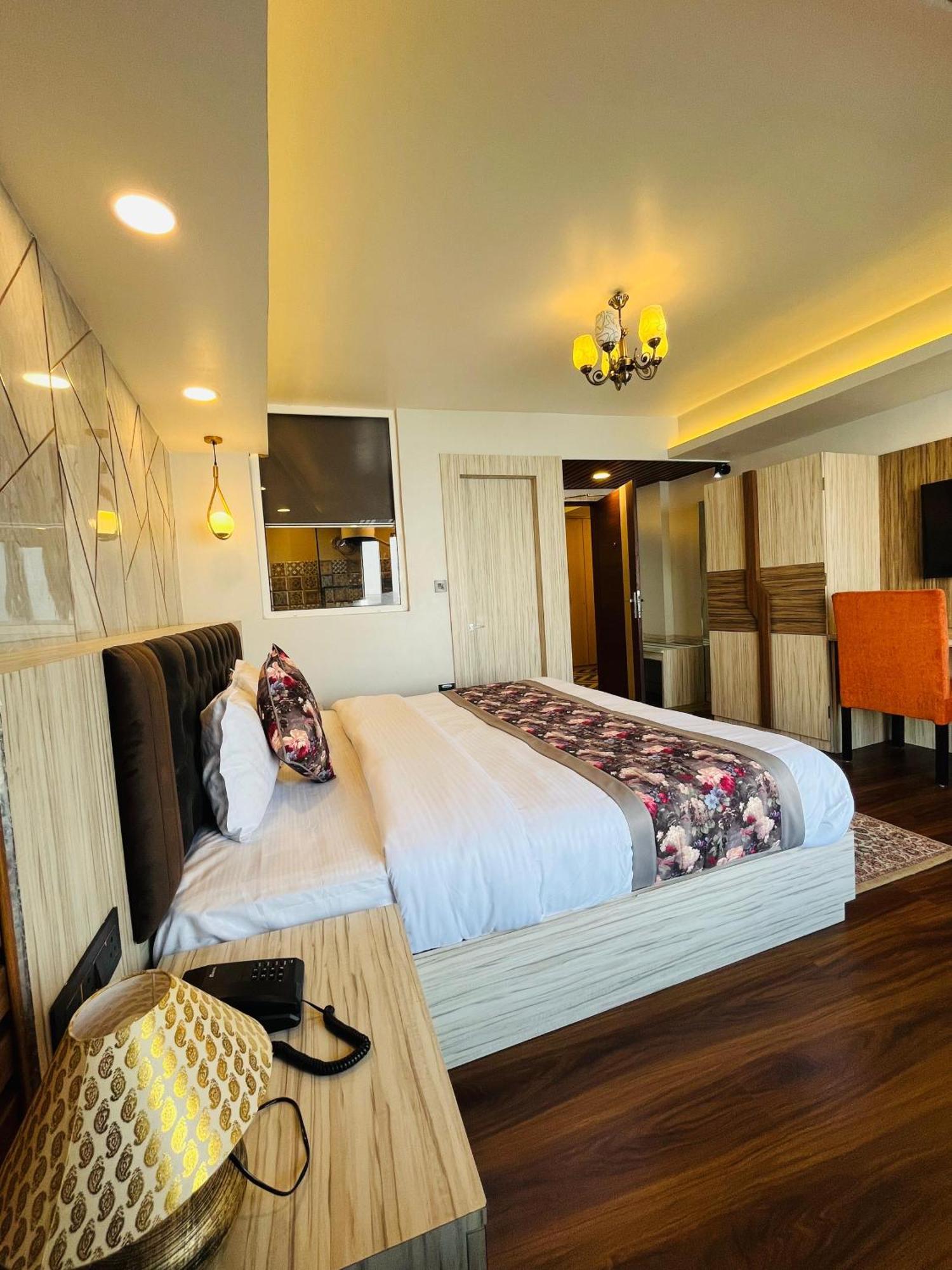 Luxury Stay At Hotel Broadway Boutique Mall Road Chowrasta Near Mahakal Temple ダージリン エクステリア 写真