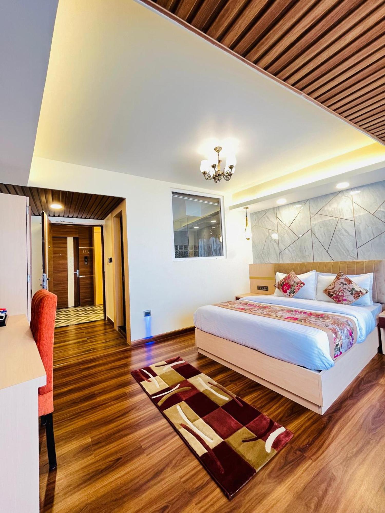 Luxury Stay At Hotel Broadway Boutique Mall Road Chowrasta Near Mahakal Temple ダージリン エクステリア 写真
