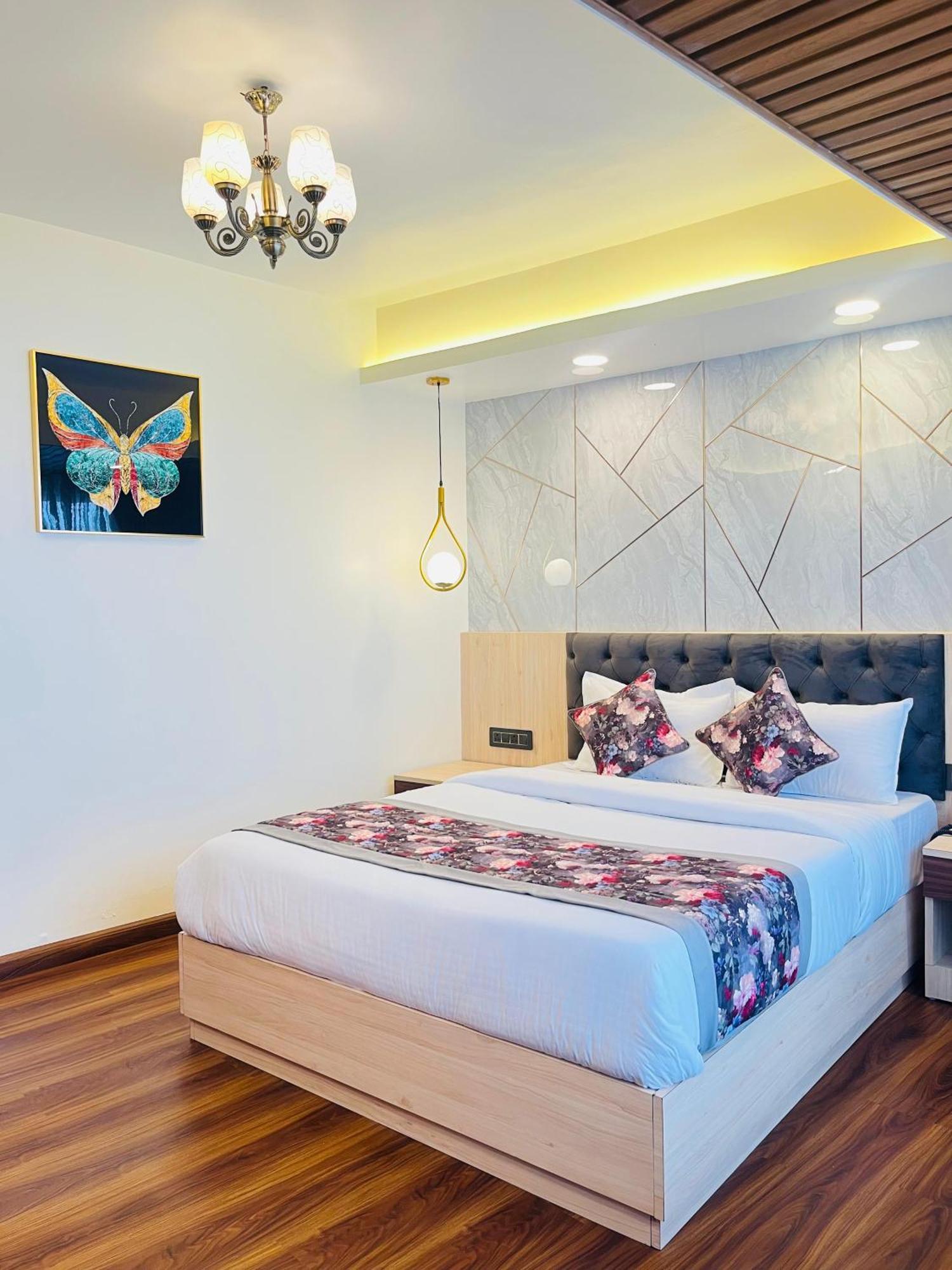 Luxury Stay At Hotel Broadway Boutique Mall Road Chowrasta Near Mahakal Temple ダージリン エクステリア 写真
