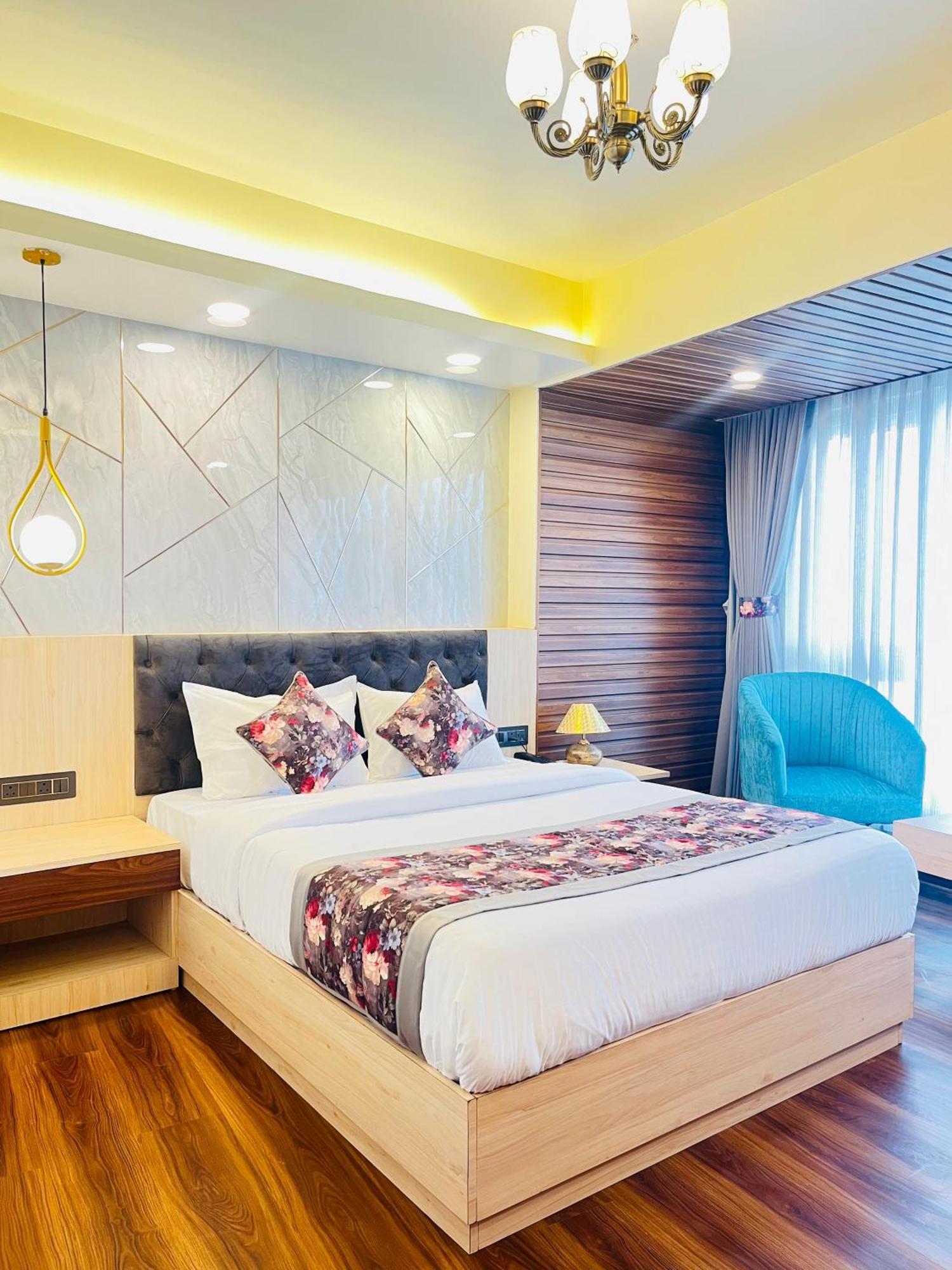 Luxury Stay At Hotel Broadway Boutique Mall Road Chowrasta Near Mahakal Temple ダージリン エクステリア 写真