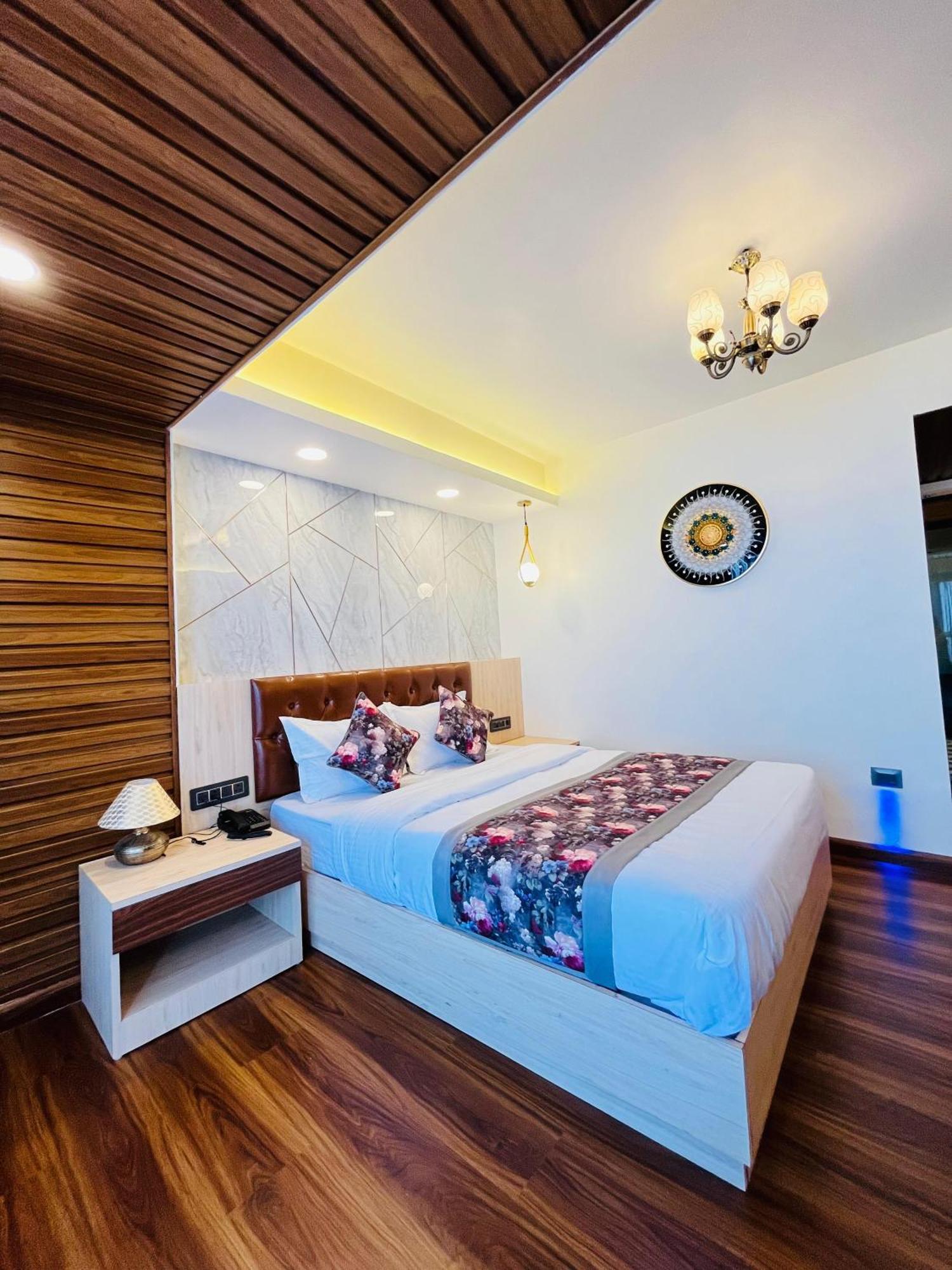 Luxury Stay At Hotel Broadway Boutique Mall Road Chowrasta Near Mahakal Temple ダージリン エクステリア 写真