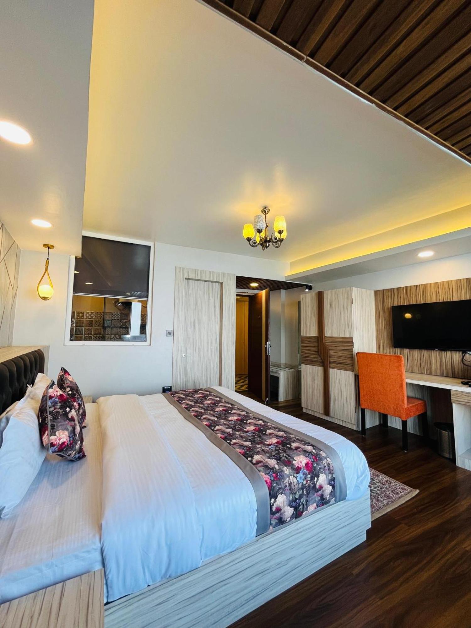 Luxury Stay At Hotel Broadway Boutique Mall Road Chowrasta Near Mahakal Temple ダージリン エクステリア 写真