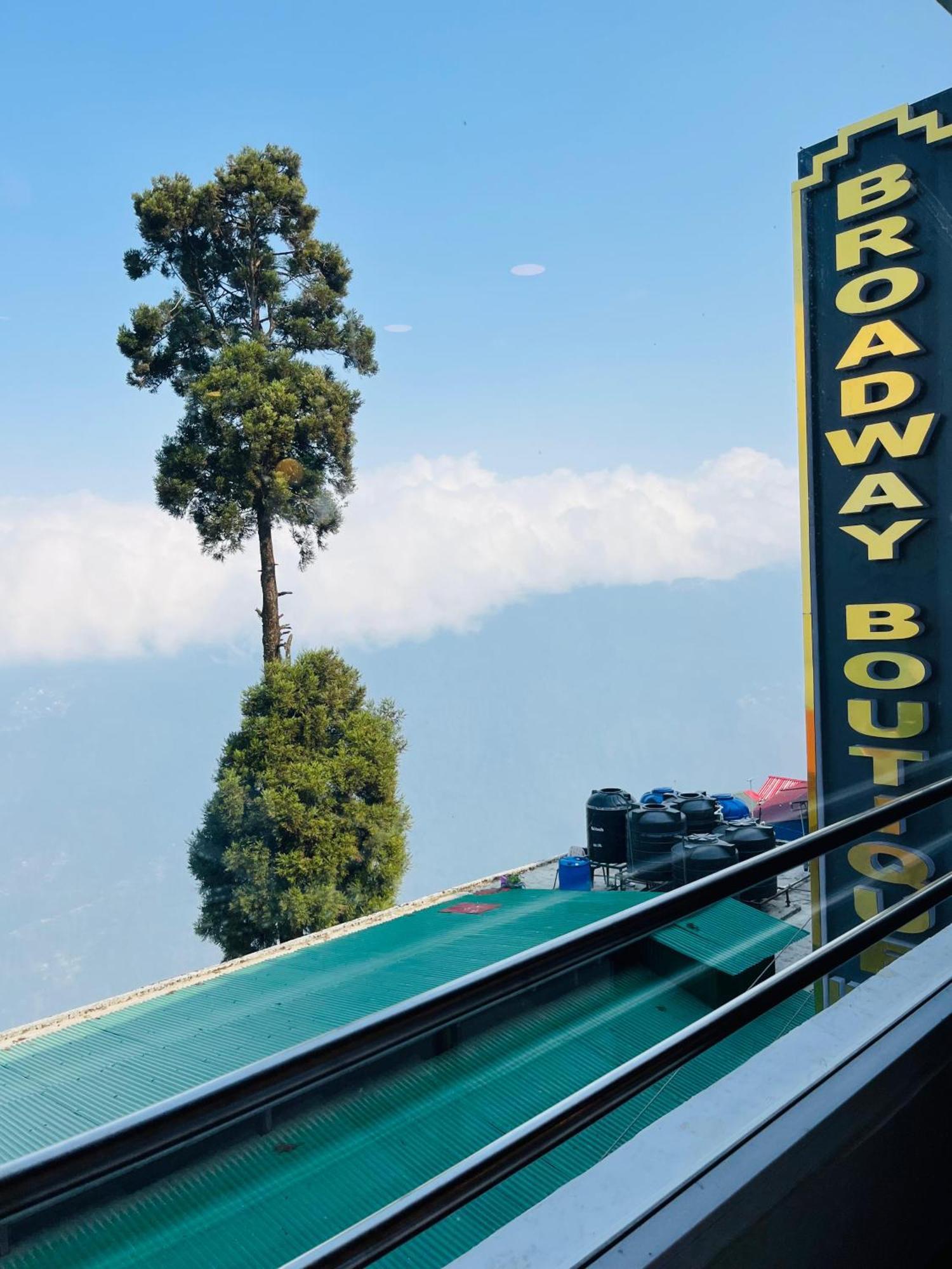 Luxury Stay At Hotel Broadway Boutique Mall Road Chowrasta Near Mahakal Temple ダージリン エクステリア 写真