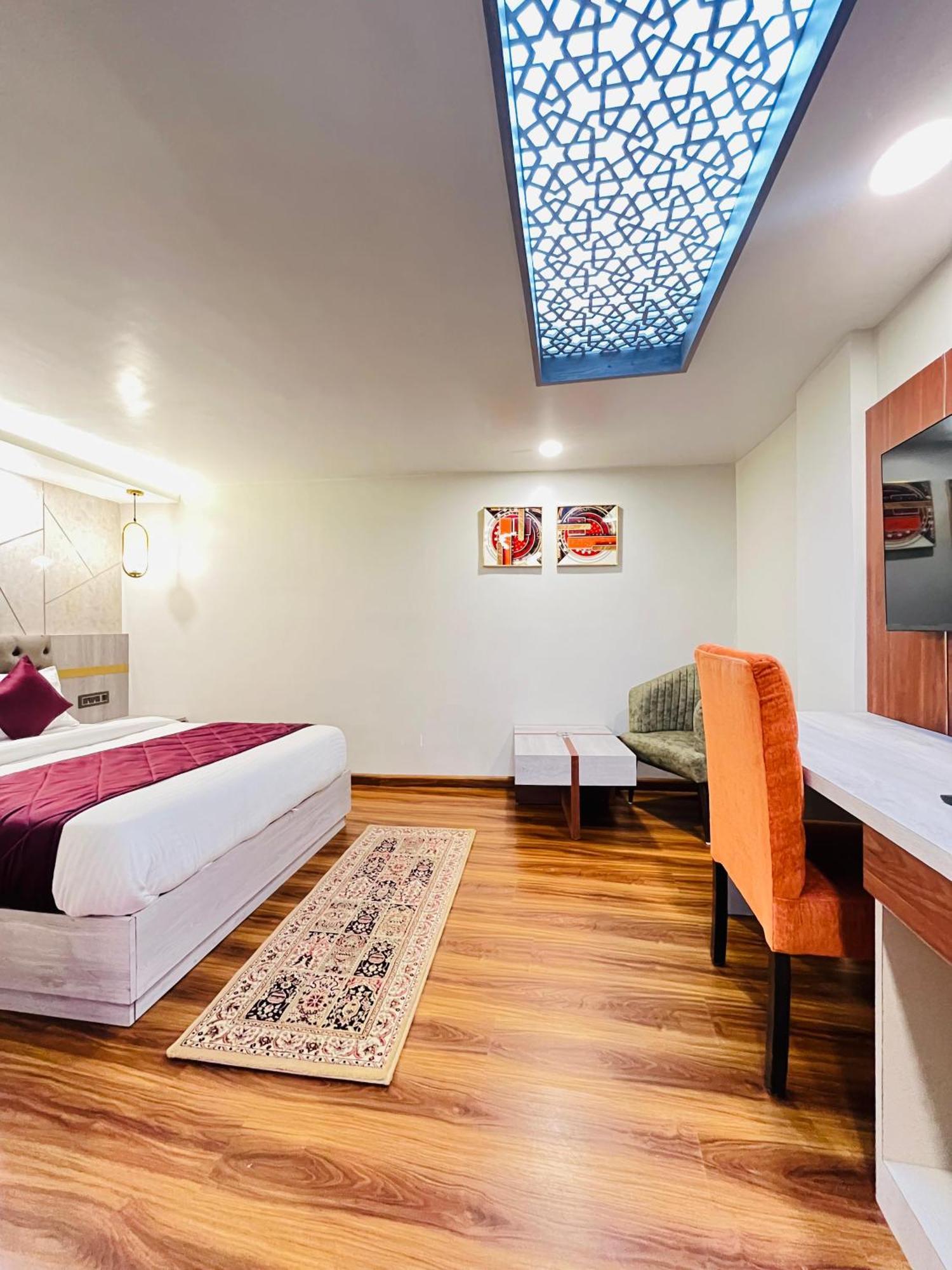 Luxury Stay At Hotel Broadway Boutique Mall Road Chowrasta Near Mahakal Temple ダージリン エクステリア 写真