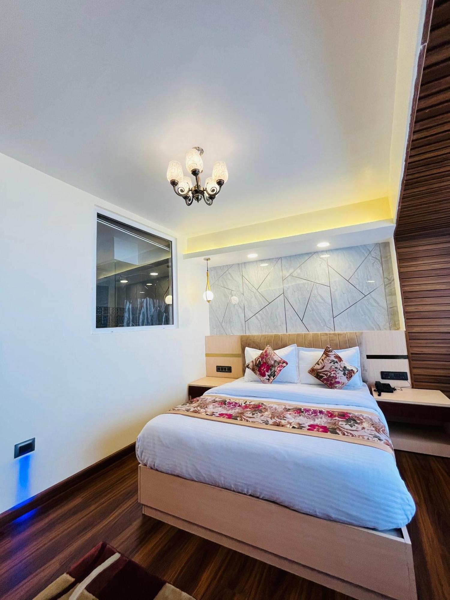 Luxury Stay At Hotel Broadway Boutique Mall Road Chowrasta Near Mahakal Temple ダージリン エクステリア 写真