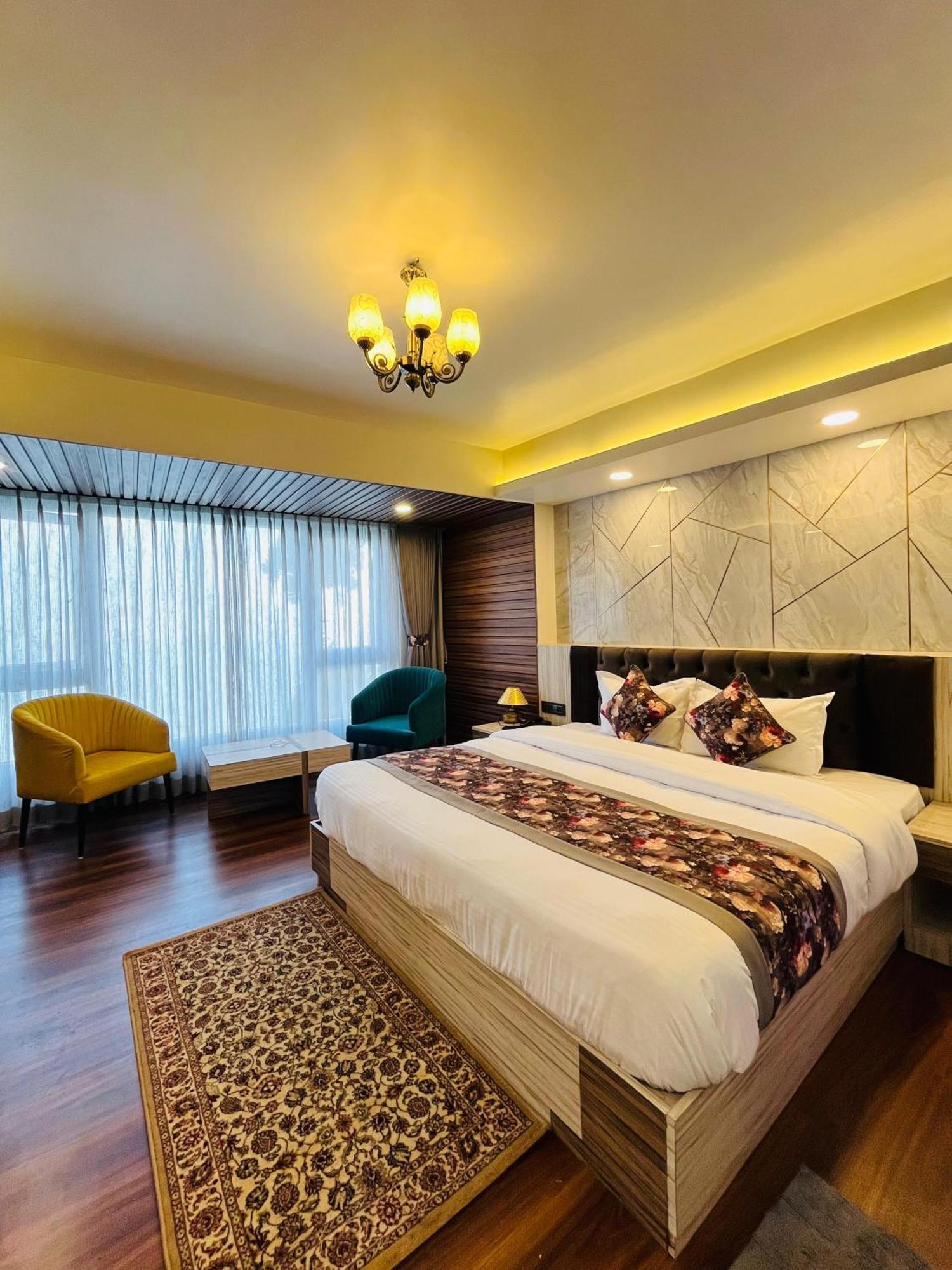 Luxury Stay At Hotel Broadway Boutique Mall Road Chowrasta Near Mahakal Temple ダージリン エクステリア 写真