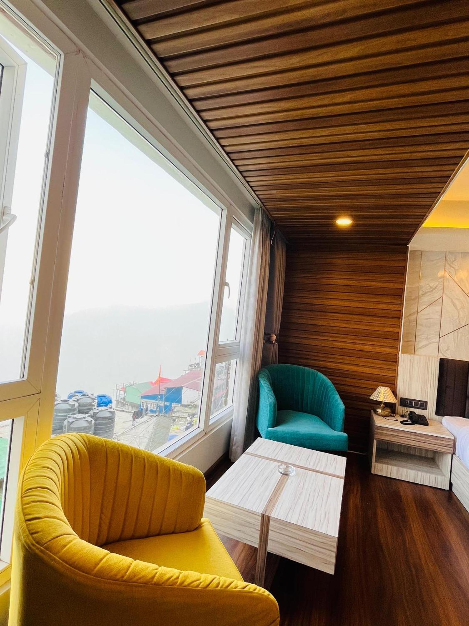 Luxury Stay At Hotel Broadway Boutique Mall Road Chowrasta Near Mahakal Temple ダージリン エクステリア 写真