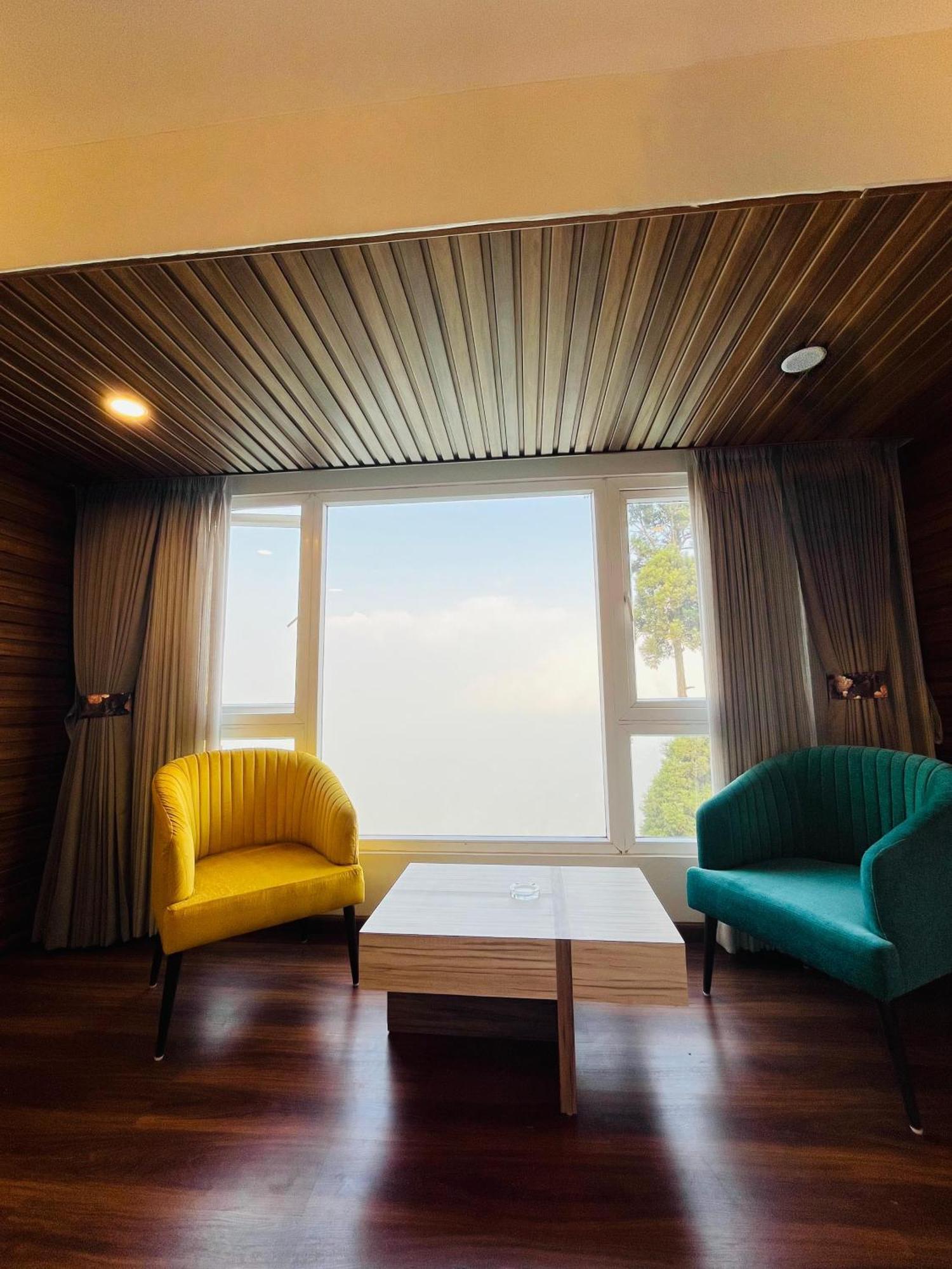 Luxury Stay At Hotel Broadway Boutique Mall Road Chowrasta Near Mahakal Temple ダージリン エクステリア 写真