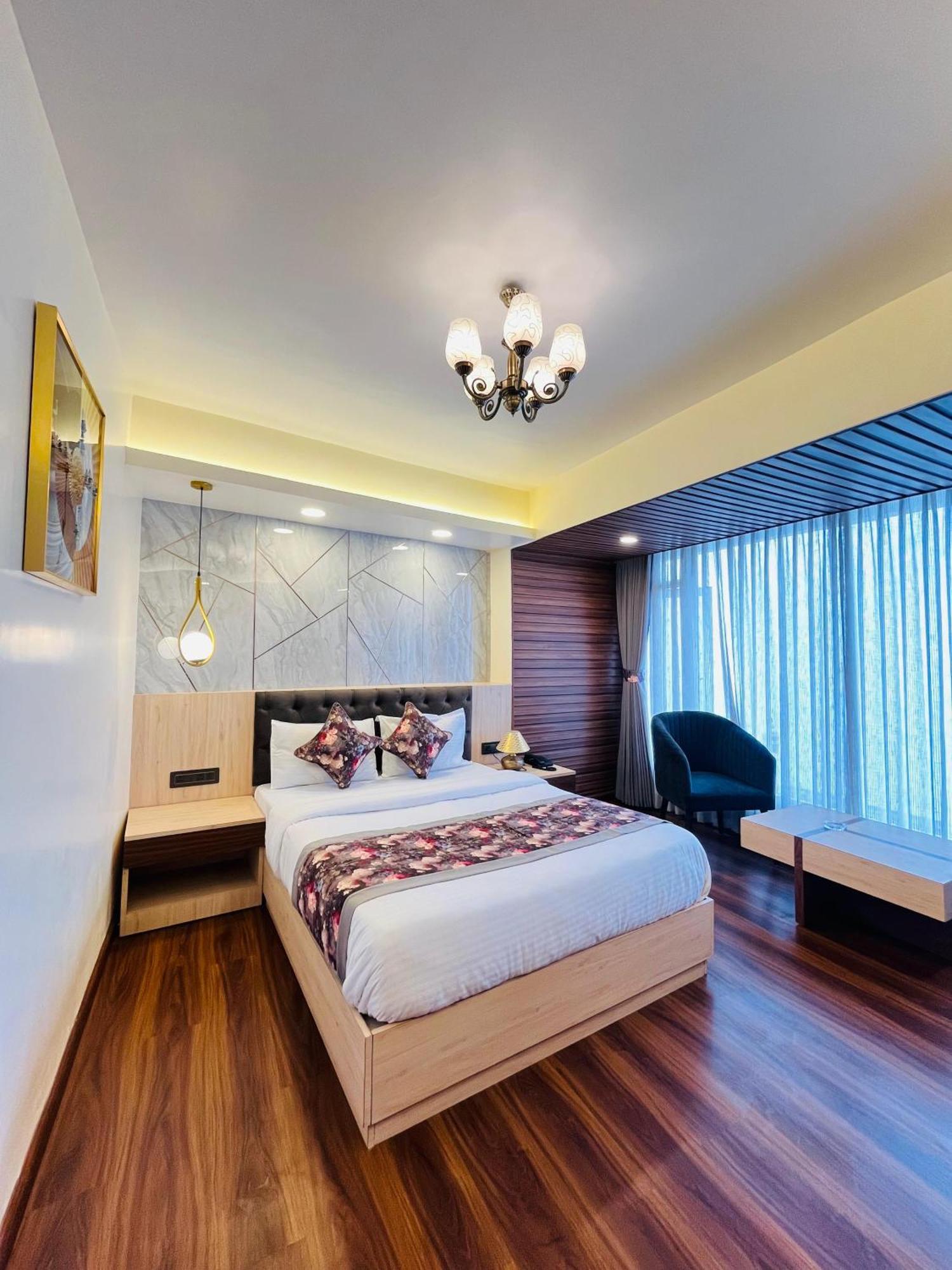 Luxury Stay At Hotel Broadway Boutique Mall Road Chowrasta Near Mahakal Temple ダージリン エクステリア 写真