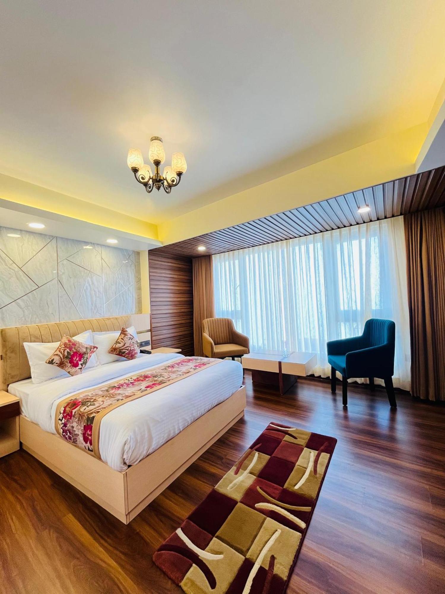 Luxury Stay At Hotel Broadway Boutique Mall Road Chowrasta Near Mahakal Temple ダージリン エクステリア 写真