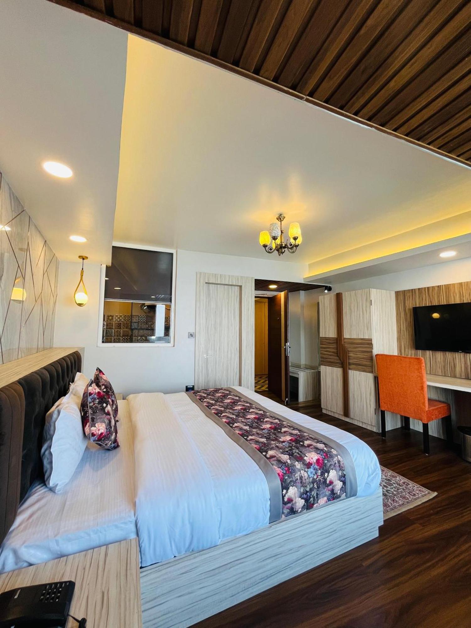 Luxury Stay At Hotel Broadway Boutique Mall Road Chowrasta Near Mahakal Temple ダージリン エクステリア 写真