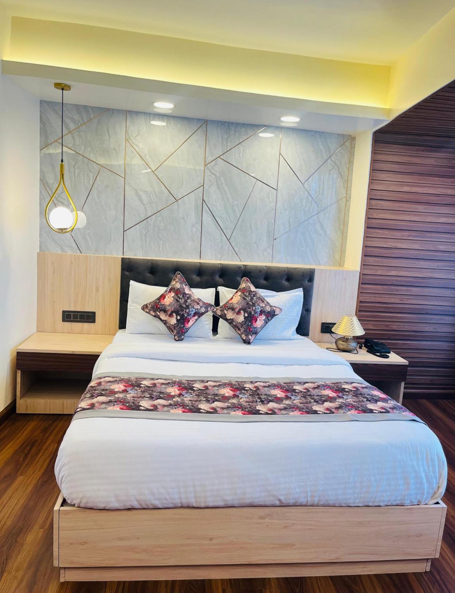 Luxury Stay At Hotel Broadway Boutique Mall Road Chowrasta Near Mahakal Temple ダージリン エクステリア 写真