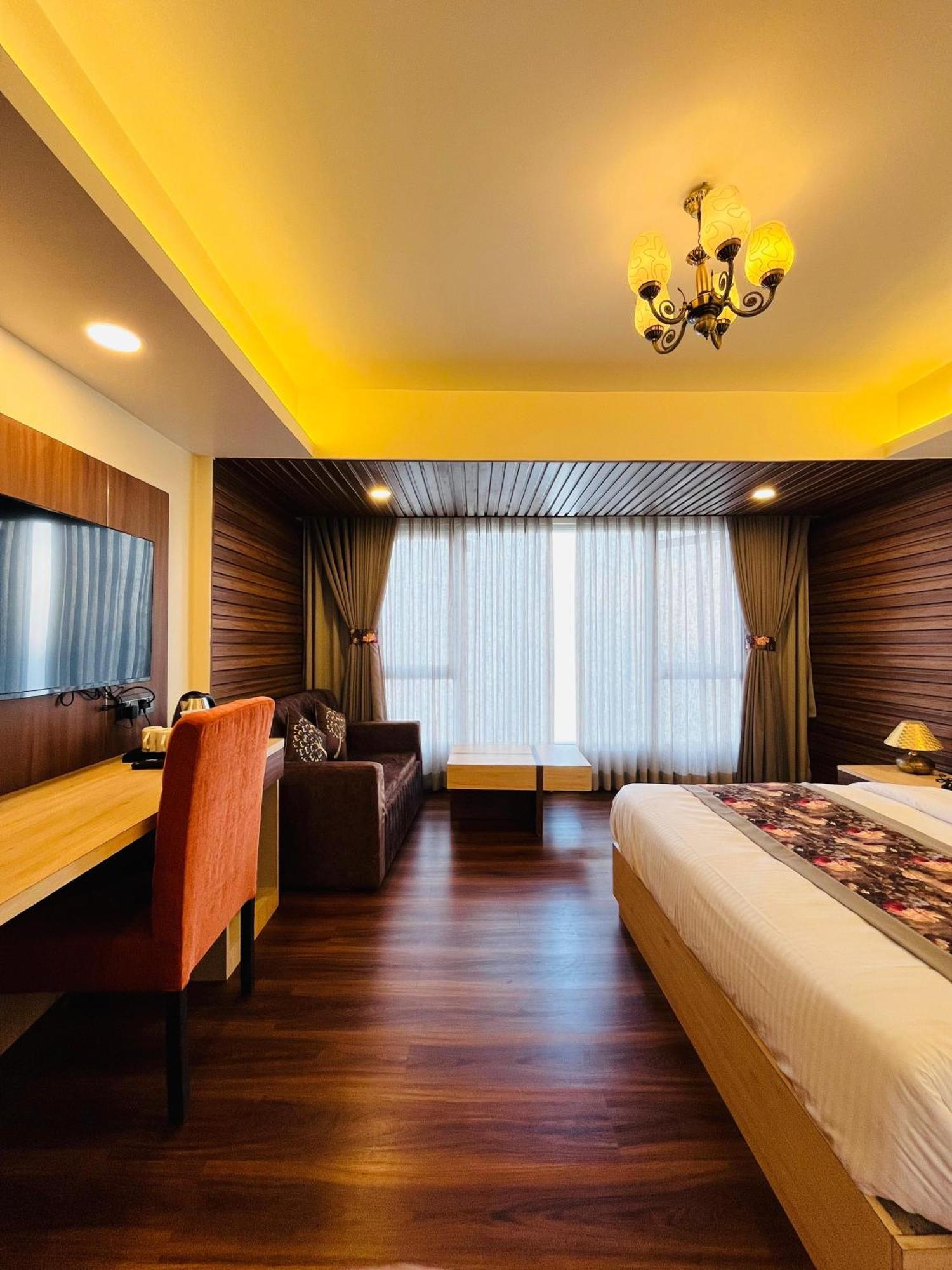 Luxury Stay At Hotel Broadway Boutique Mall Road Chowrasta Near Mahakal Temple ダージリン エクステリア 写真