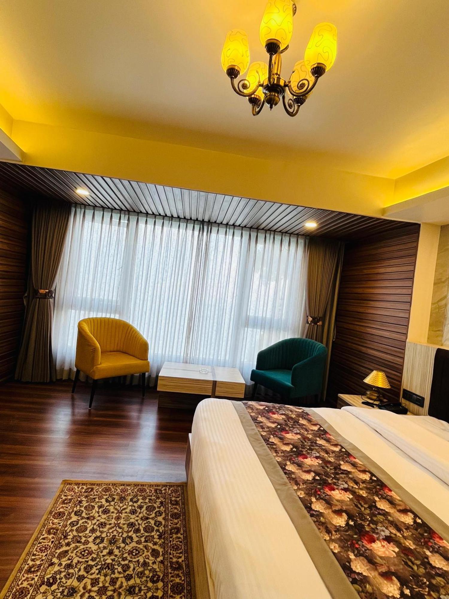 Luxury Stay At Hotel Broadway Boutique Mall Road Chowrasta Near Mahakal Temple ダージリン エクステリア 写真
