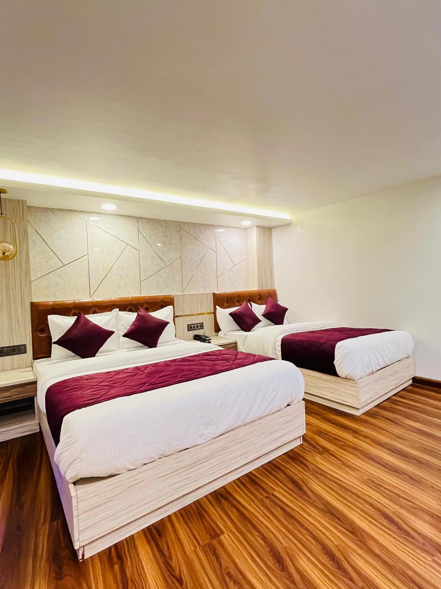Luxury Stay At Hotel Broadway Boutique Mall Road Chowrasta Near Mahakal Temple ダージリン エクステリア 写真