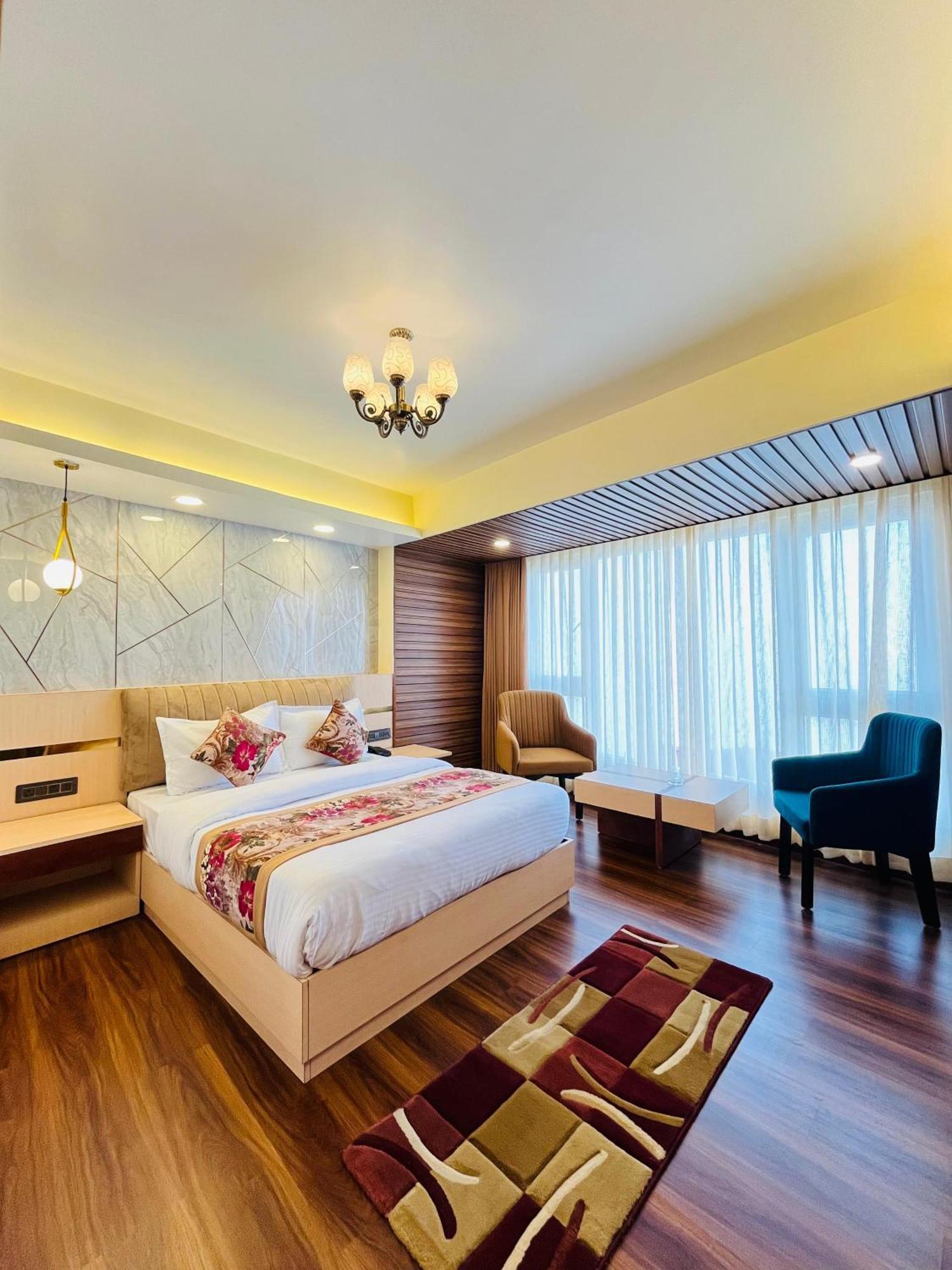 Luxury Stay At Hotel Broadway Boutique Mall Road Chowrasta Near Mahakal Temple ダージリン エクステリア 写真