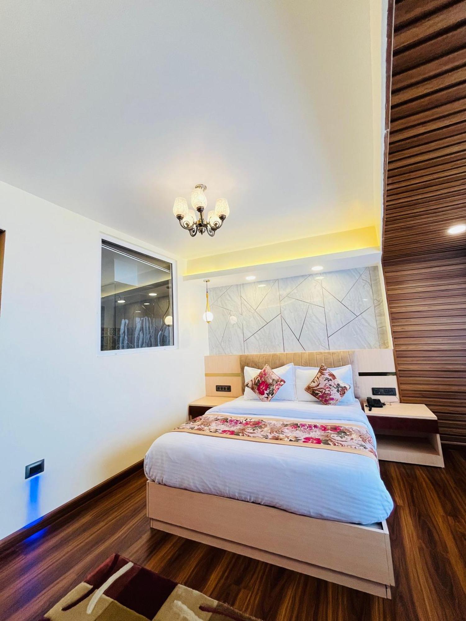Luxury Stay At Hotel Broadway Boutique Mall Road Chowrasta Near Mahakal Temple ダージリン エクステリア 写真