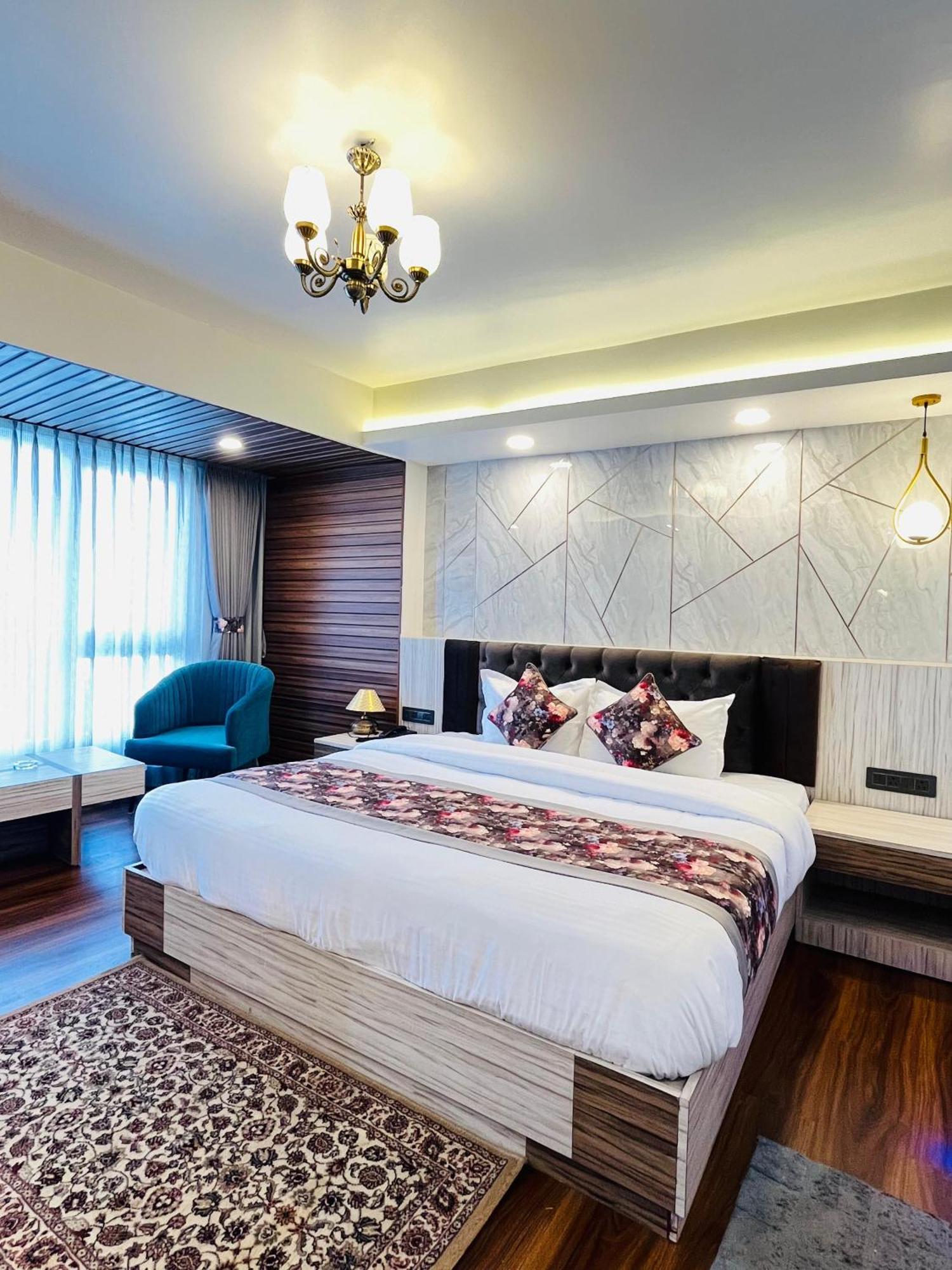 Luxury Stay At Hotel Broadway Boutique Mall Road Chowrasta Near Mahakal Temple ダージリン エクステリア 写真