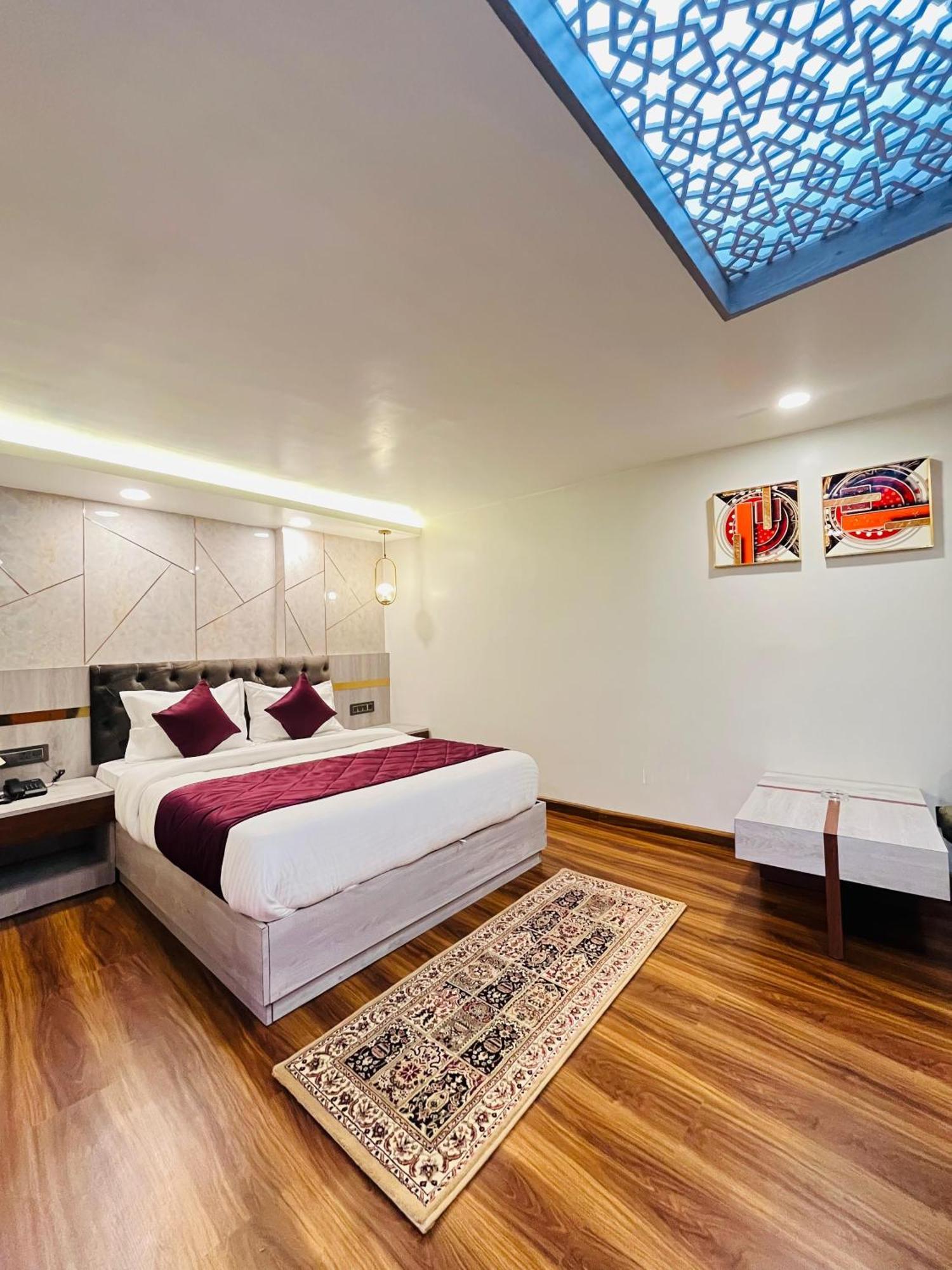 Luxury Stay At Hotel Broadway Boutique Mall Road Chowrasta Near Mahakal Temple ダージリン エクステリア 写真