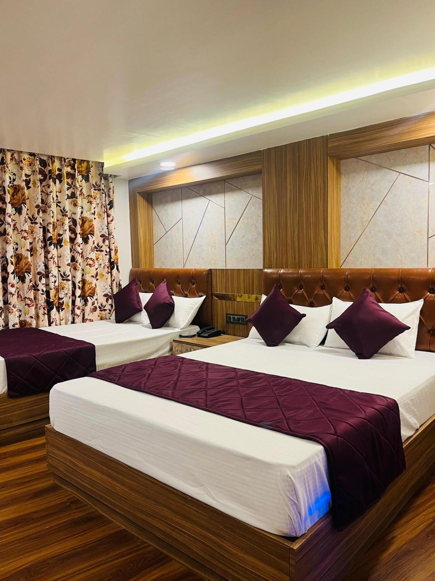 Luxury Stay At Hotel Broadway Boutique Mall Road Chowrasta Near Mahakal Temple ダージリン エクステリア 写真
