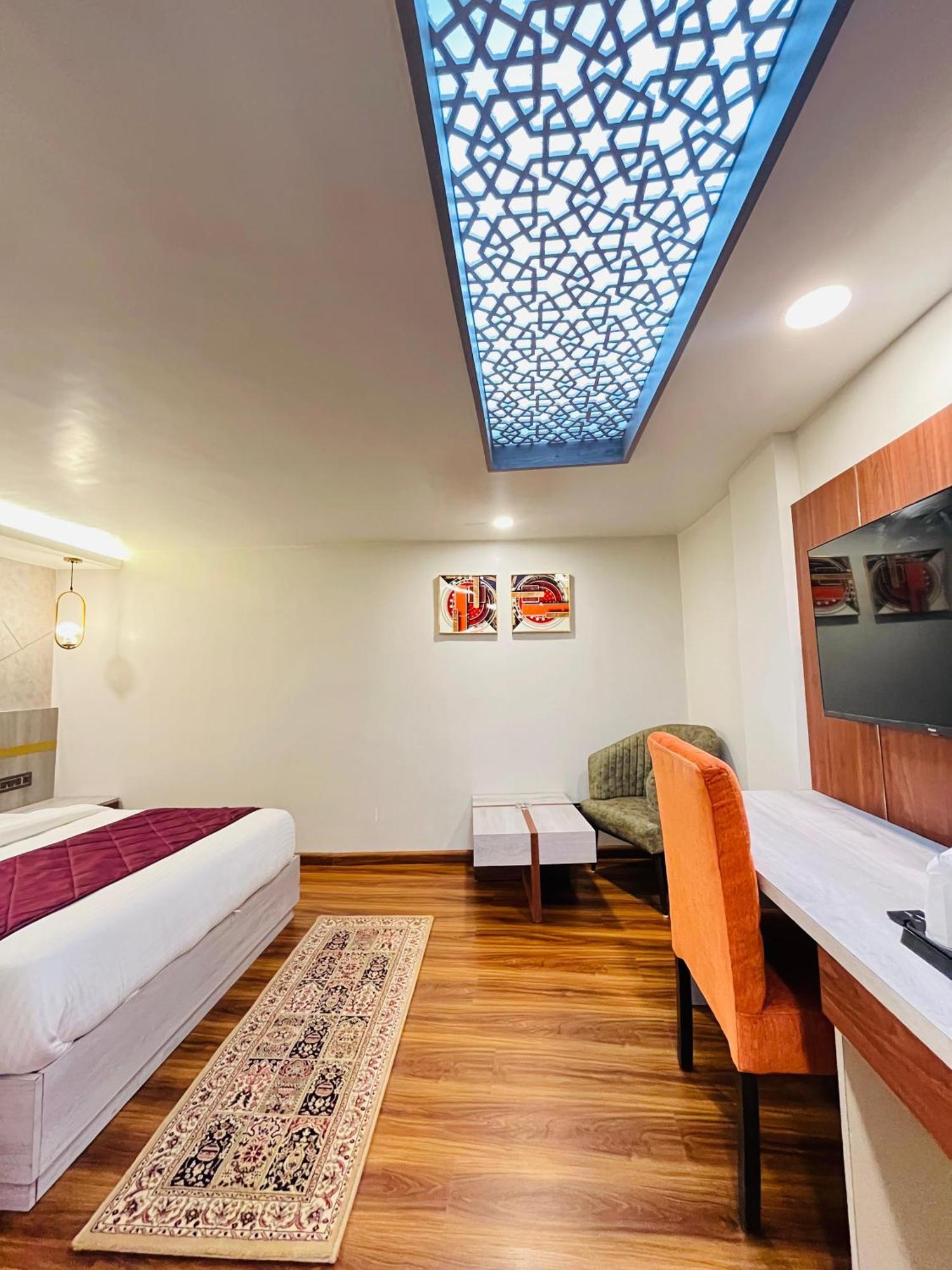 Luxury Stay At Hotel Broadway Boutique Mall Road Chowrasta Near Mahakal Temple ダージリン エクステリア 写真