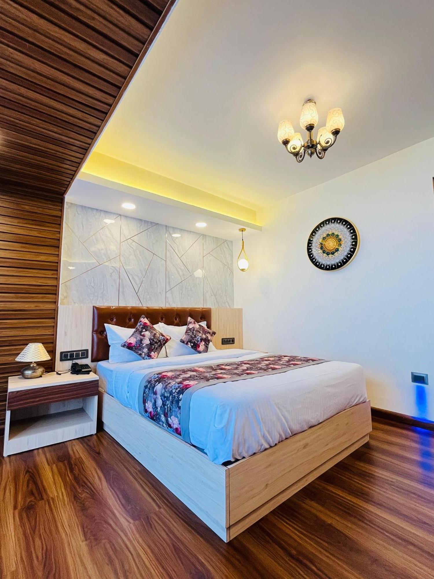 Luxury Stay At Hotel Broadway Boutique Mall Road Chowrasta Near Mahakal Temple ダージリン エクステリア 写真