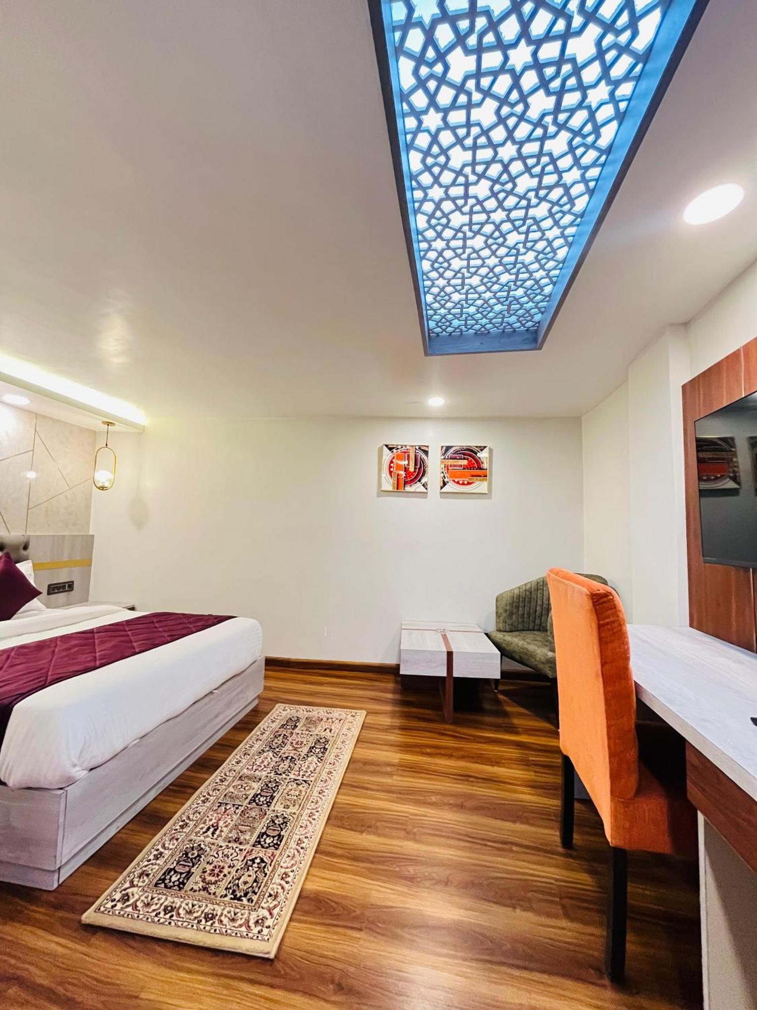 Luxury Stay At Hotel Broadway Boutique Mall Road Chowrasta Near Mahakal Temple ダージリン エクステリア 写真
