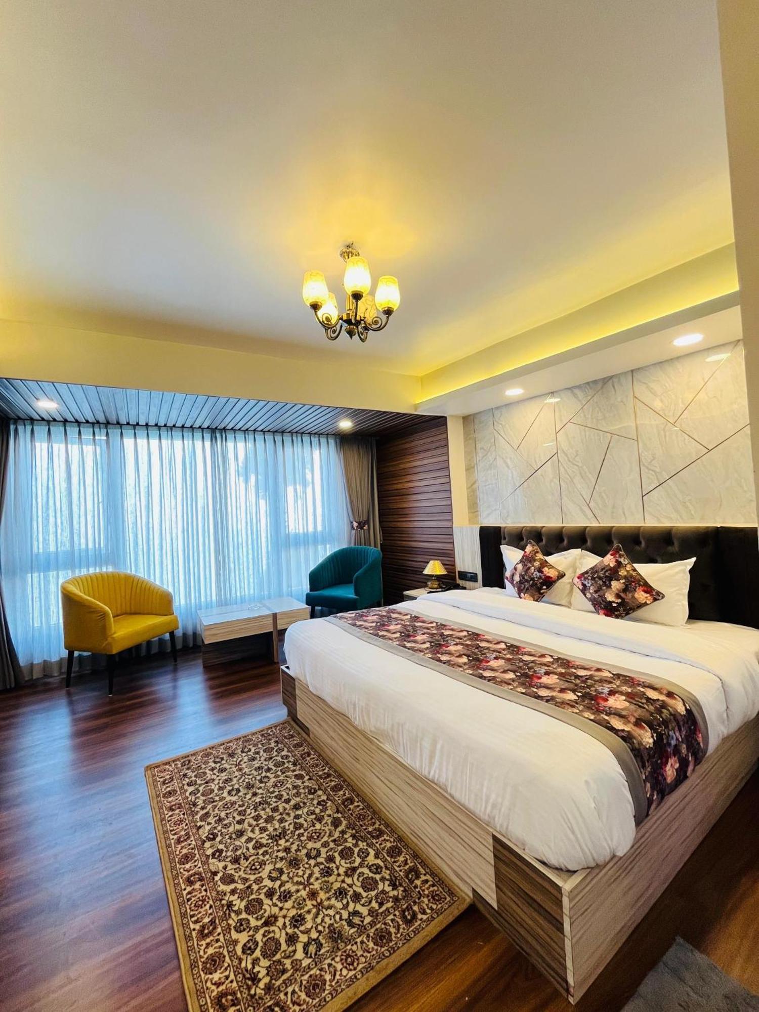 Luxury Stay At Hotel Broadway Boutique Mall Road Chowrasta Near Mahakal Temple ダージリン エクステリア 写真