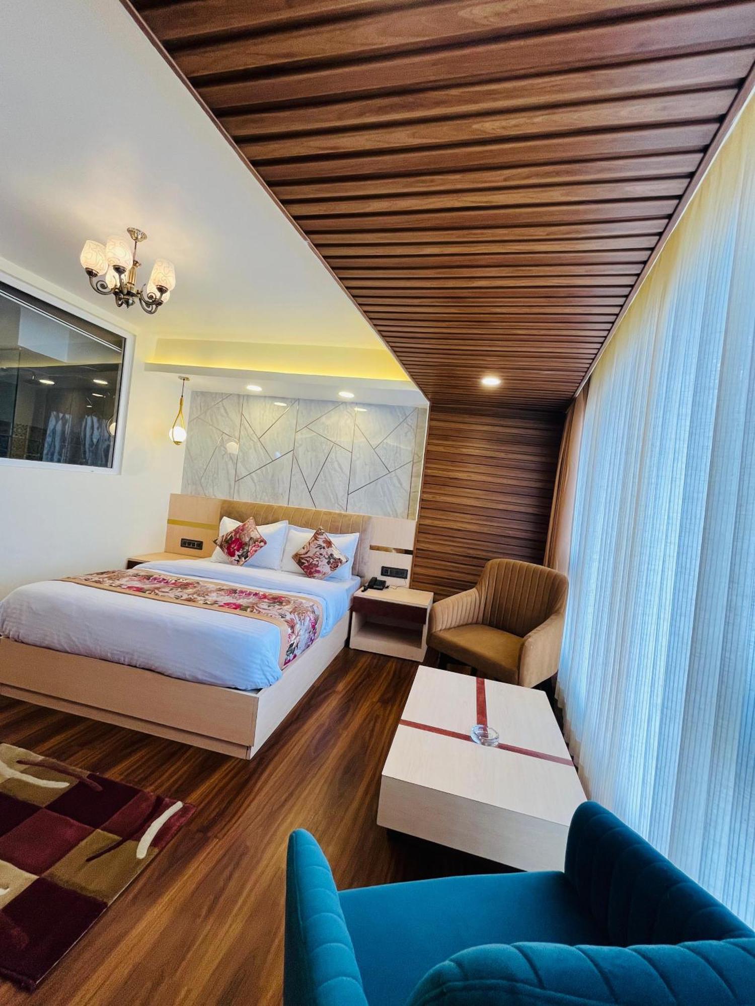 Luxury Stay At Hotel Broadway Boutique Mall Road Chowrasta Near Mahakal Temple ダージリン エクステリア 写真