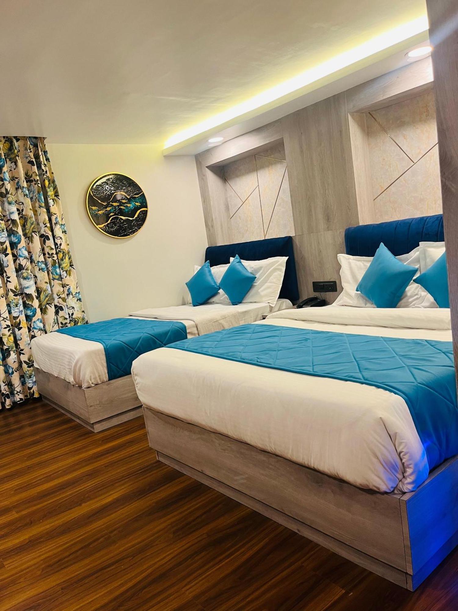 Luxury Stay At Hotel Broadway Boutique Mall Road Chowrasta Near Mahakal Temple ダージリン エクステリア 写真