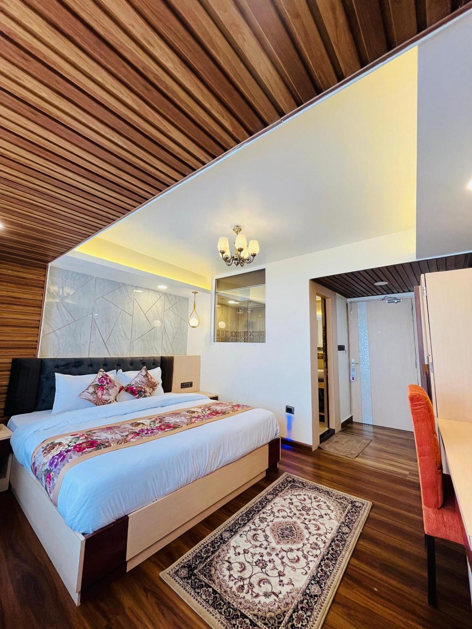Luxury Stay At Hotel Broadway Boutique Mall Road Chowrasta Near Mahakal Temple ダージリン エクステリア 写真