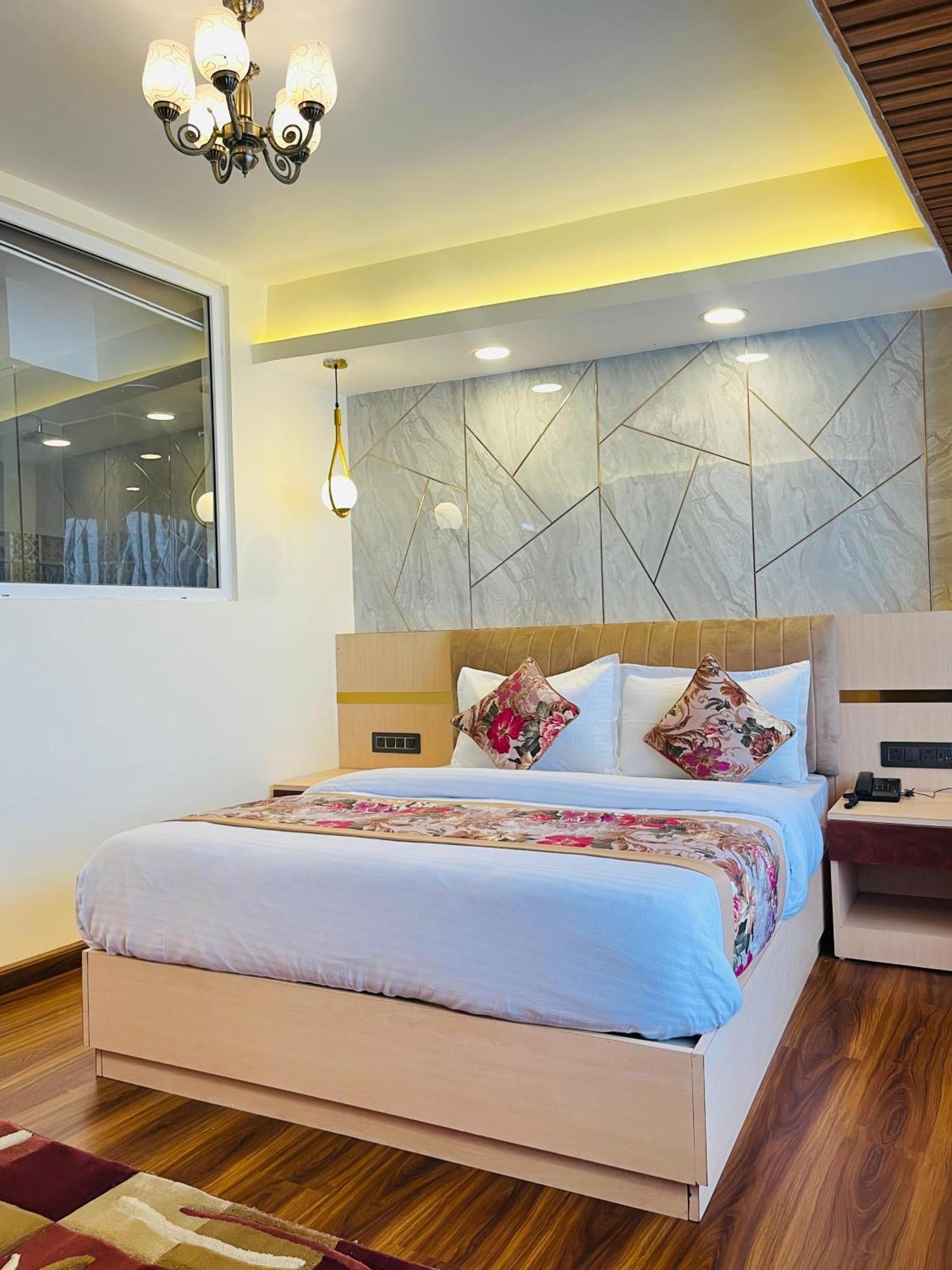 Luxury Stay At Hotel Broadway Boutique Mall Road Chowrasta Near Mahakal Temple ダージリン エクステリア 写真