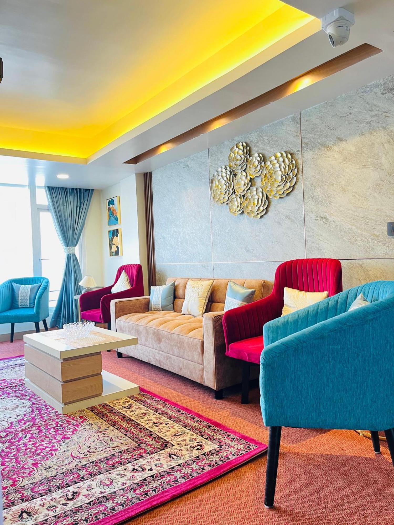 Luxury Stay At Hotel Broadway Boutique Mall Road Chowrasta Near Mahakal Temple ダージリン エクステリア 写真