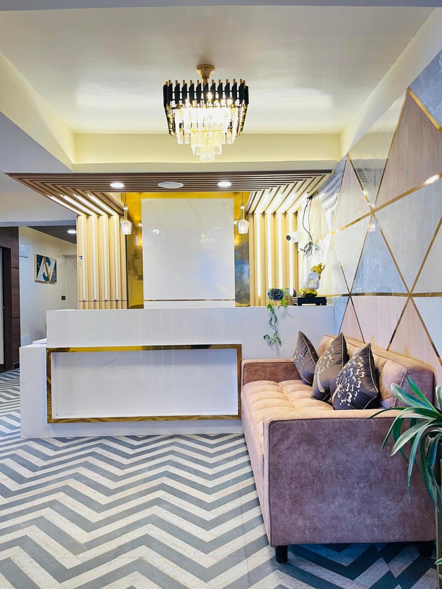 Luxury Stay At Hotel Broadway Boutique Mall Road Chowrasta Near Mahakal Temple ダージリン エクステリア 写真