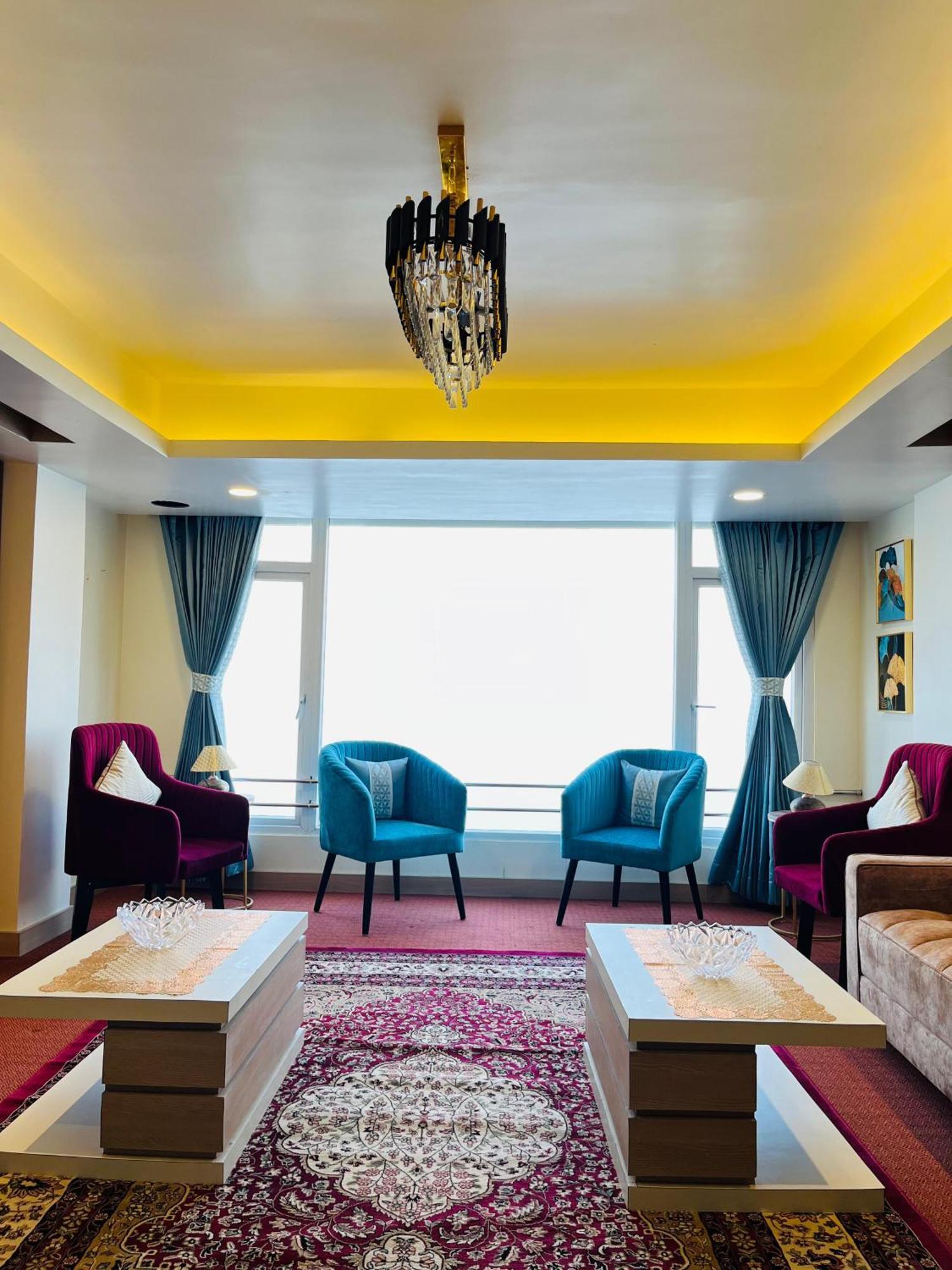 Luxury Stay At Hotel Broadway Boutique Mall Road Chowrasta Near Mahakal Temple ダージリン エクステリア 写真