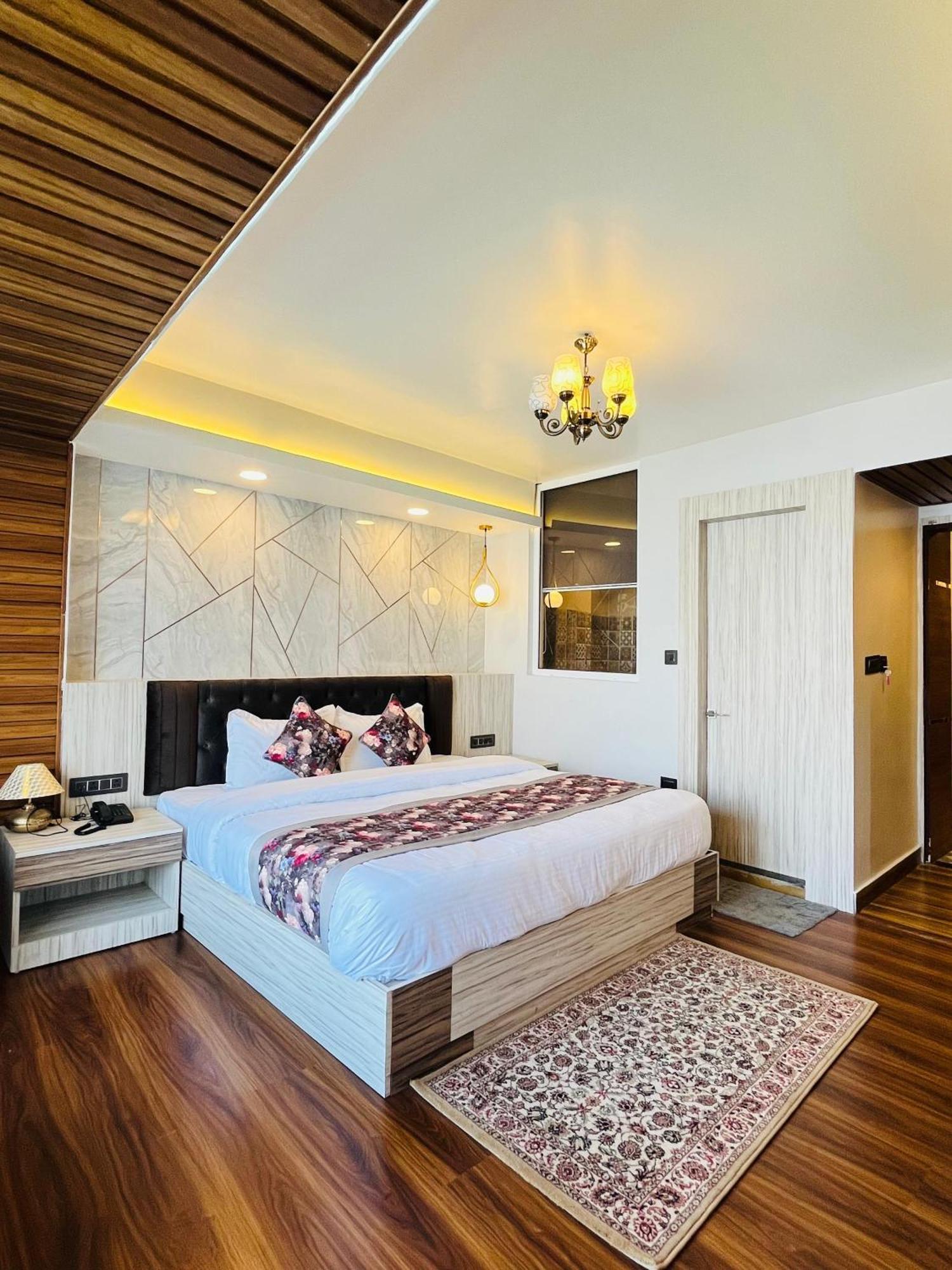 Luxury Stay At Hotel Broadway Boutique Mall Road Chowrasta Near Mahakal Temple ダージリン エクステリア 写真
