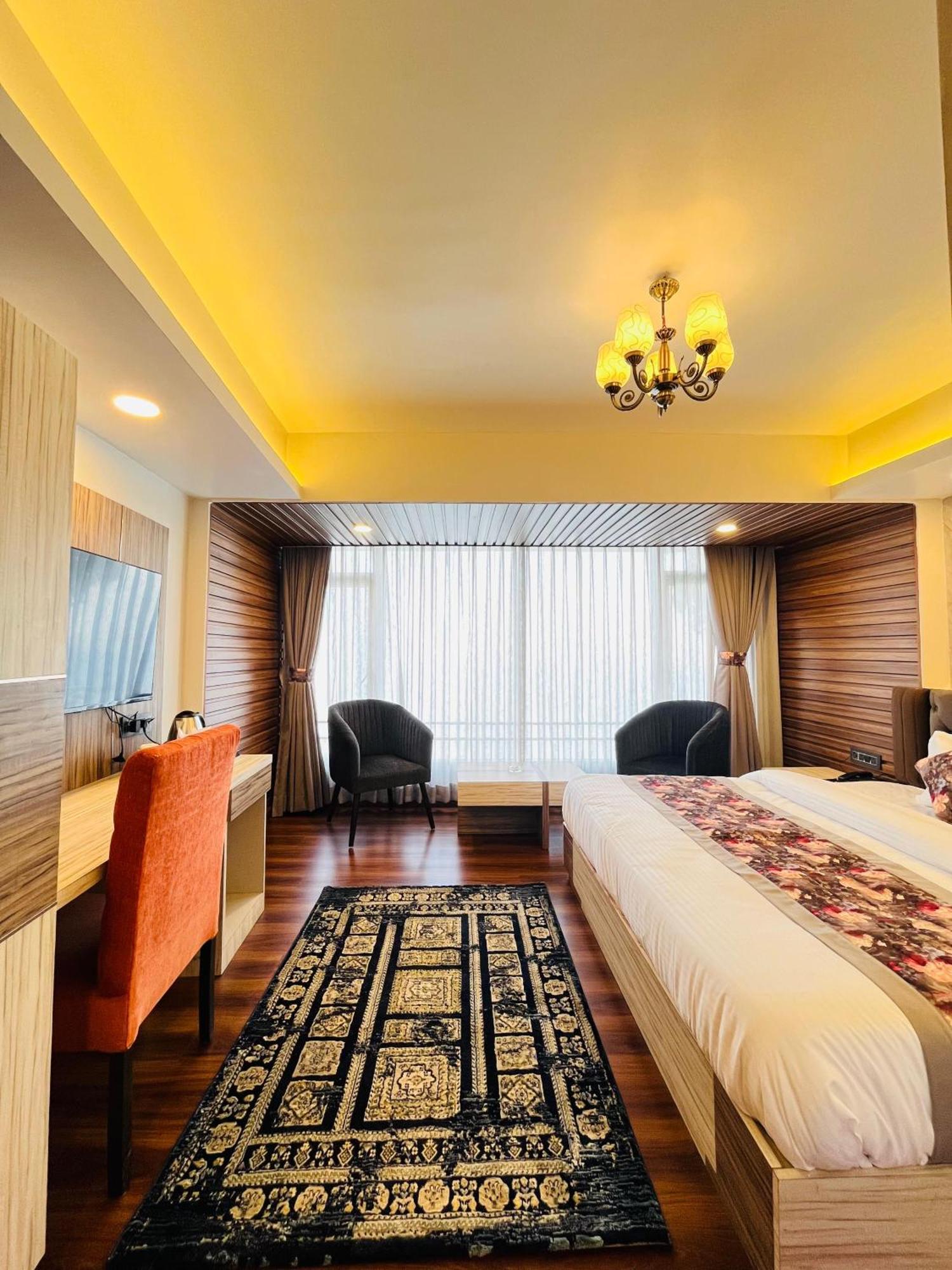 Luxury Stay At Hotel Broadway Boutique Mall Road Chowrasta Near Mahakal Temple ダージリン エクステリア 写真
