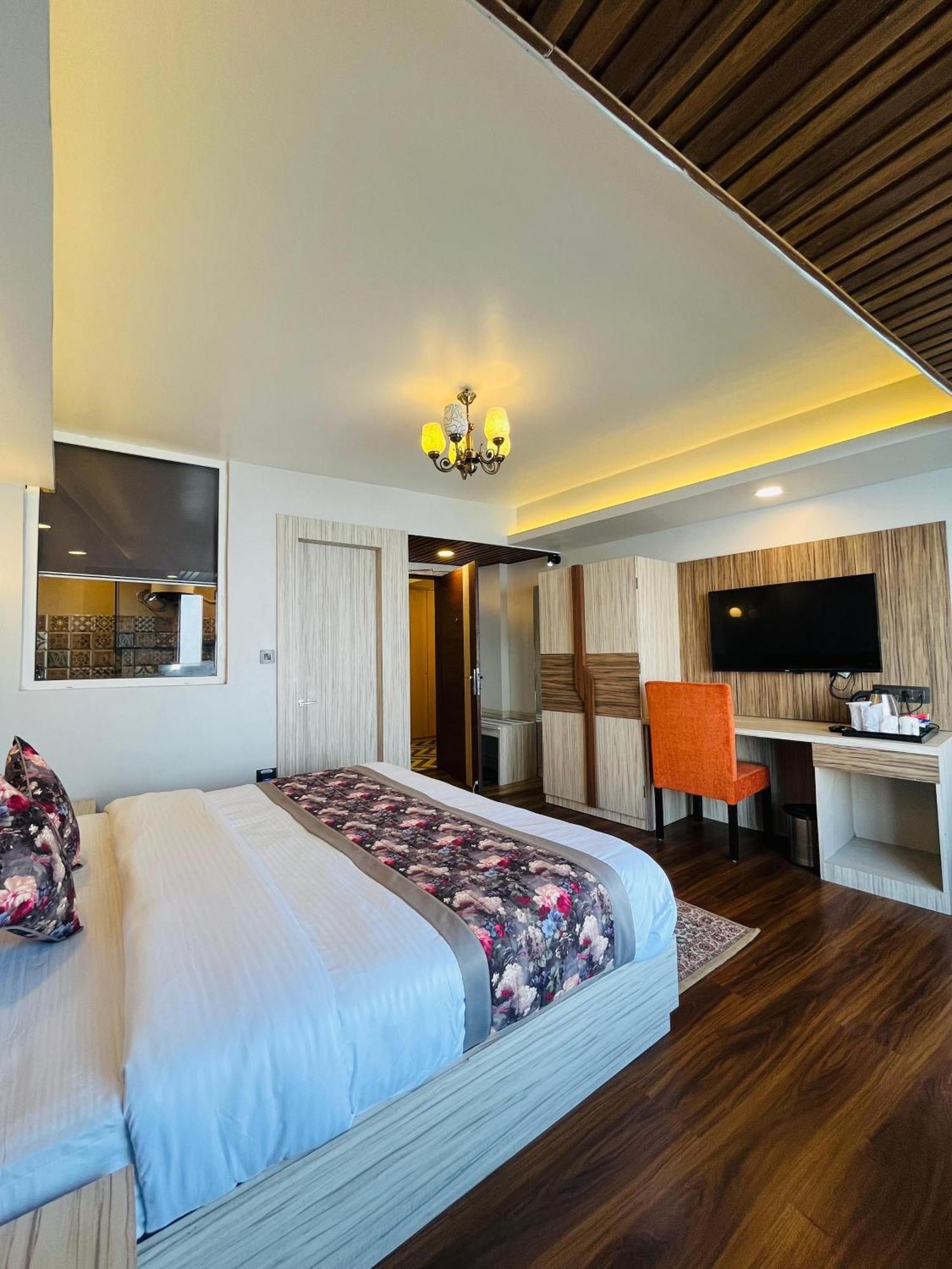 Luxury Stay At Hotel Broadway Boutique Mall Road Chowrasta Near Mahakal Temple ダージリン エクステリア 写真