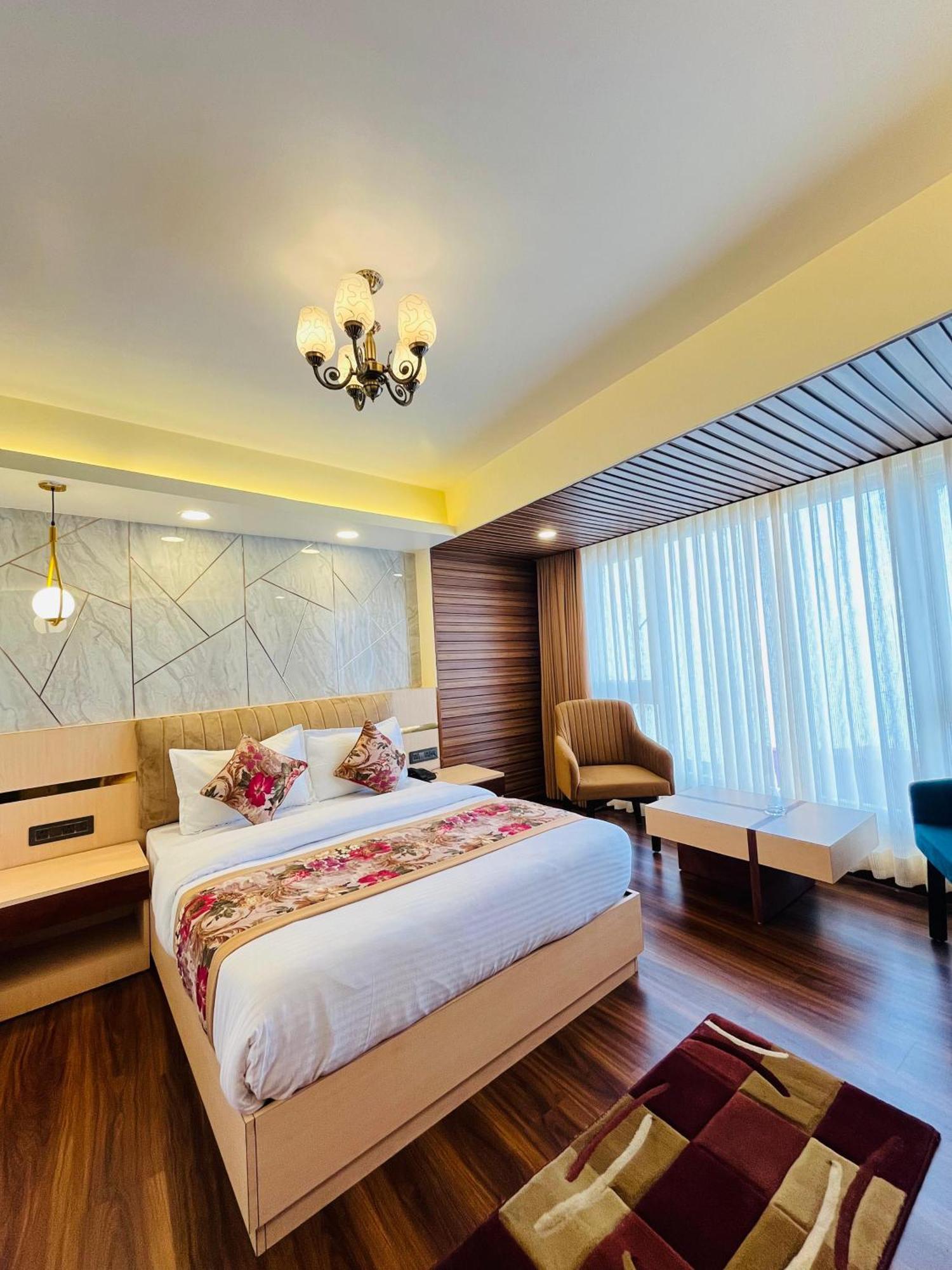 Luxury Stay At Hotel Broadway Boutique Mall Road Chowrasta Near Mahakal Temple ダージリン エクステリア 写真