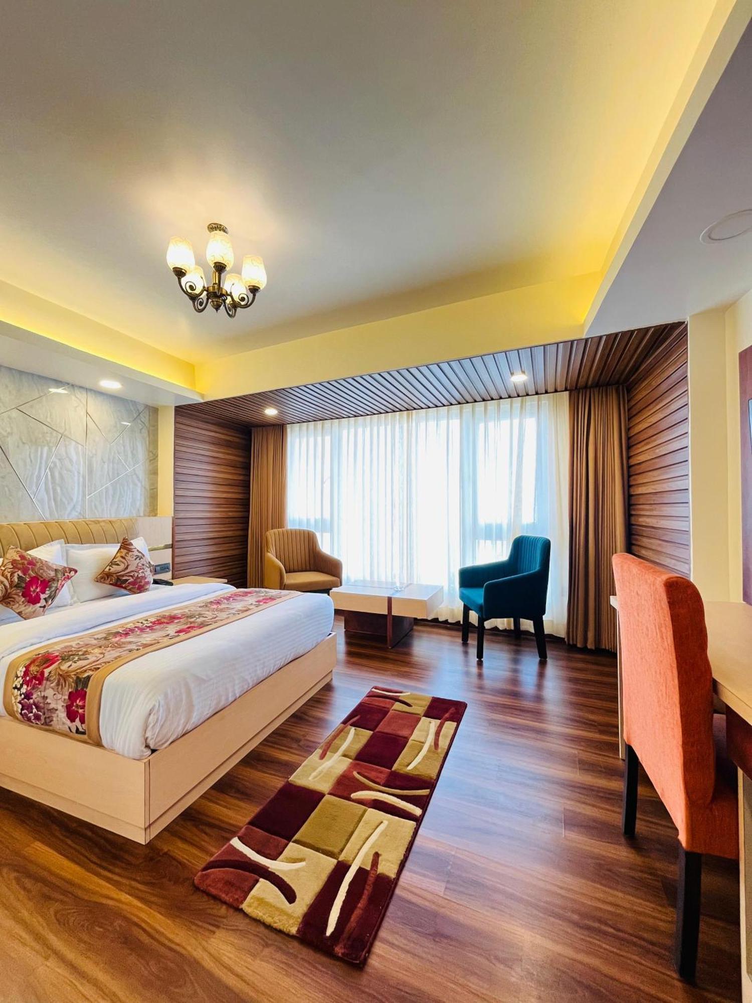 Luxury Stay At Hotel Broadway Boutique Mall Road Chowrasta Near Mahakal Temple ダージリン エクステリア 写真