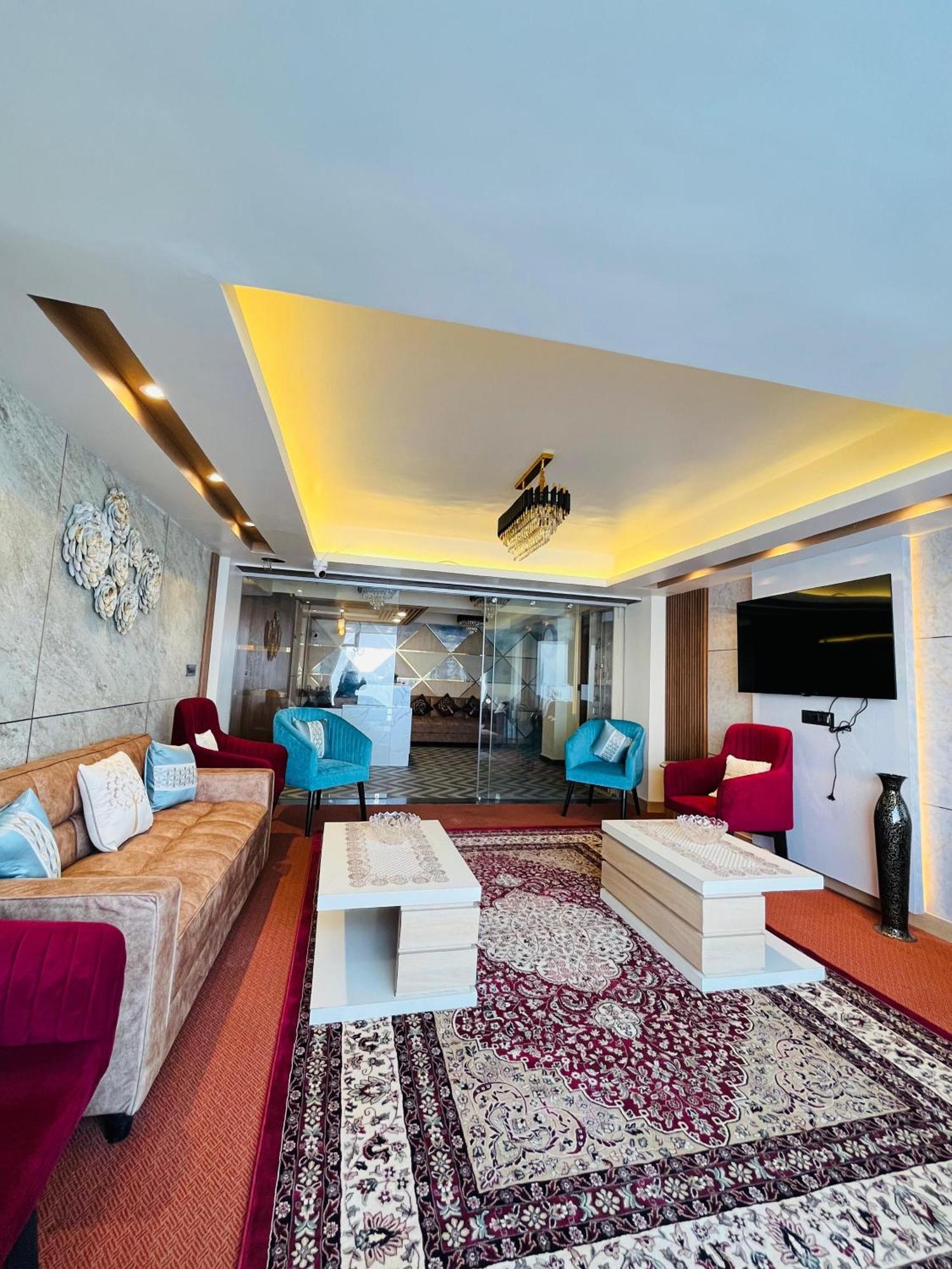 Luxury Stay At Hotel Broadway Boutique Mall Road Chowrasta Near Mahakal Temple ダージリン エクステリア 写真