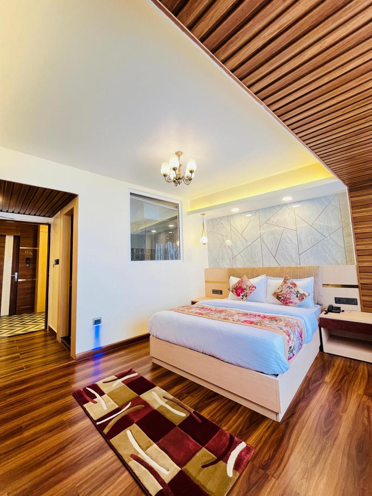 Luxury Stay At Hotel Broadway Boutique Mall Road Chowrasta Near Mahakal Temple ダージリン エクステリア 写真