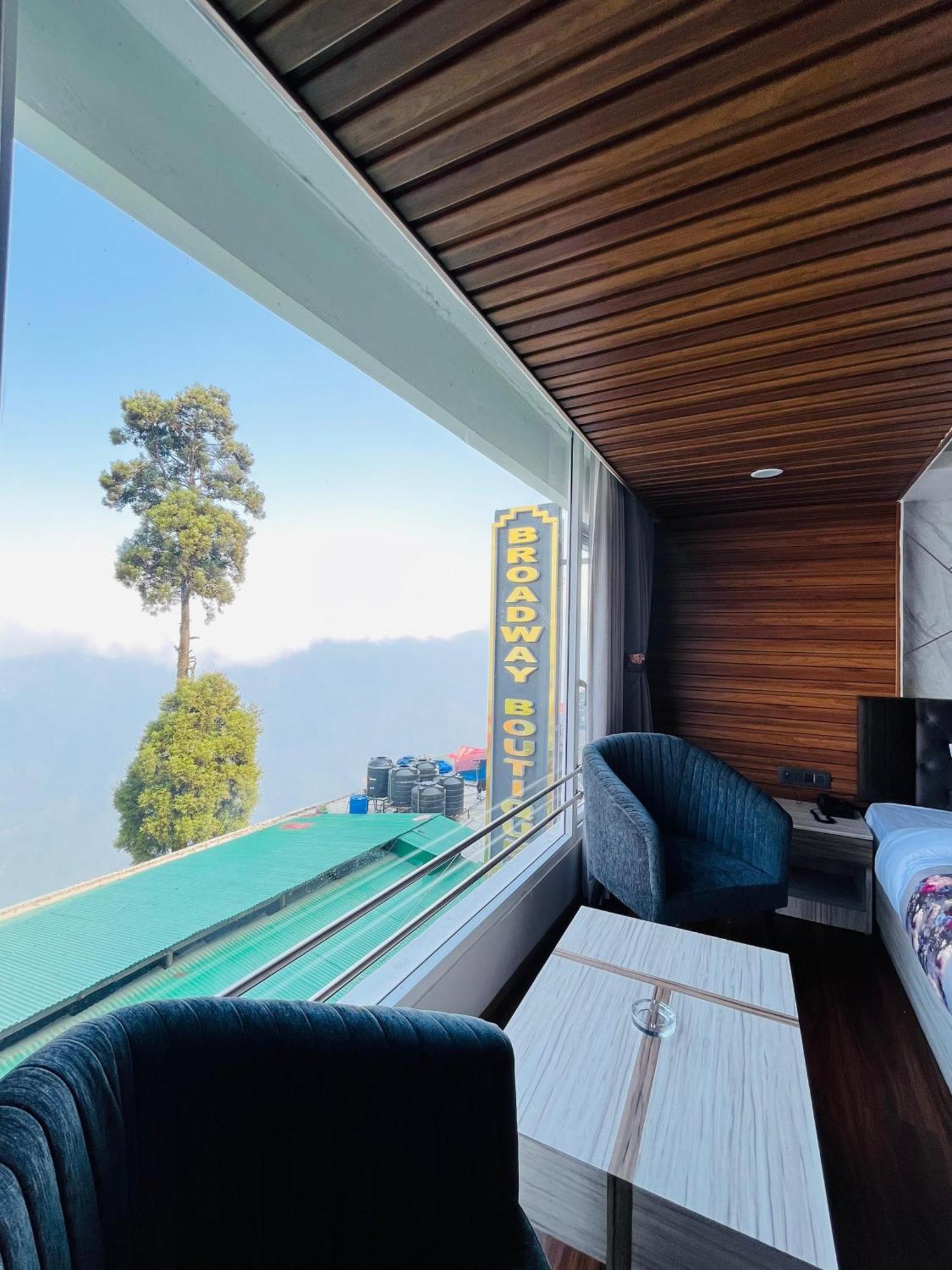 Luxury Stay At Hotel Broadway Boutique Mall Road Chowrasta Near Mahakal Temple ダージリン エクステリア 写真