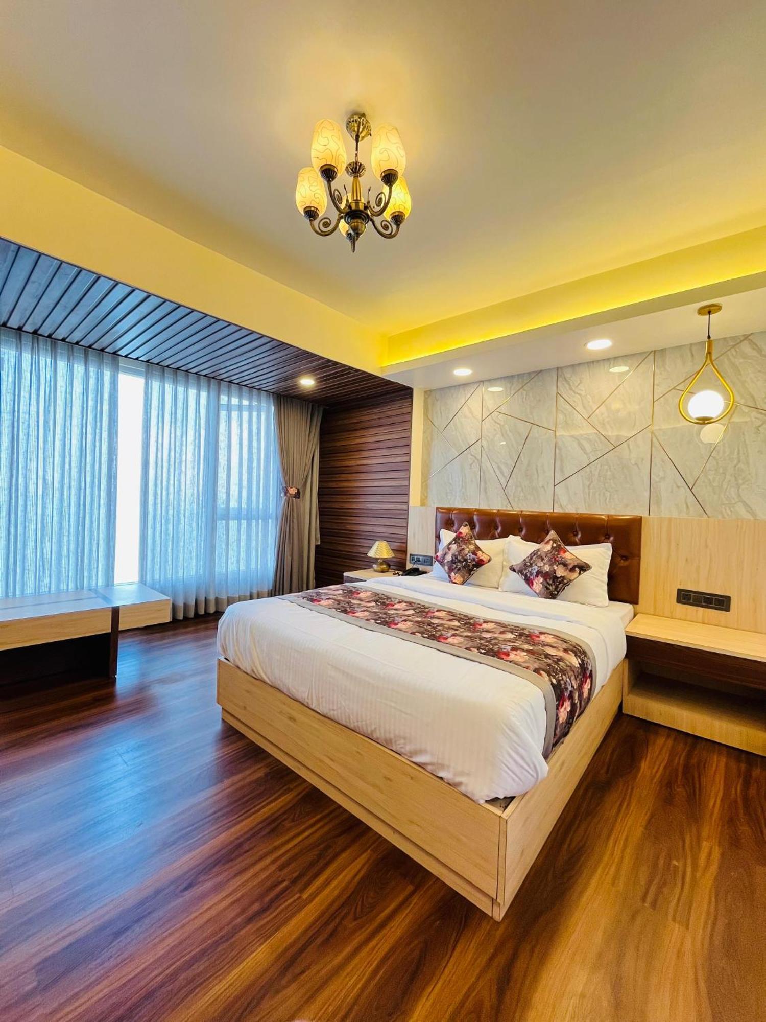 Luxury Stay At Hotel Broadway Boutique Mall Road Chowrasta Near Mahakal Temple ダージリン エクステリア 写真