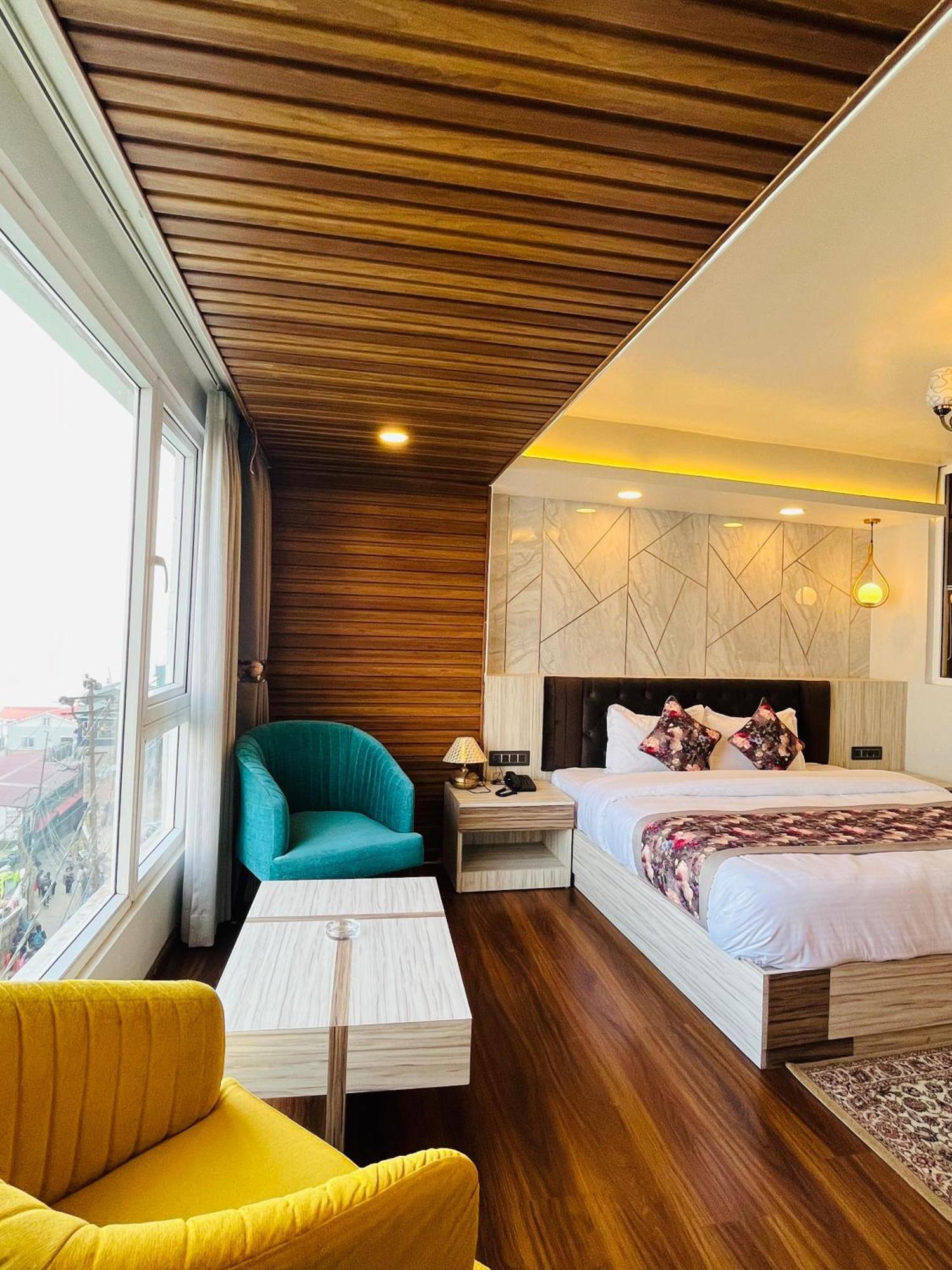 Luxury Stay At Hotel Broadway Boutique Mall Road Chowrasta Near Mahakal Temple ダージリン エクステリア 写真