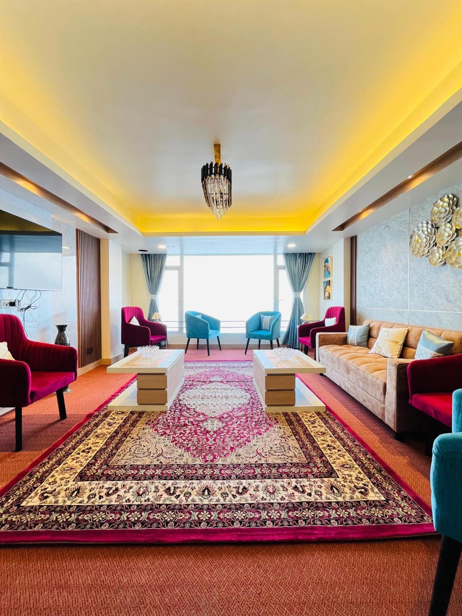 Luxury Stay At Hotel Broadway Boutique Mall Road Chowrasta Near Mahakal Temple ダージリン エクステリア 写真